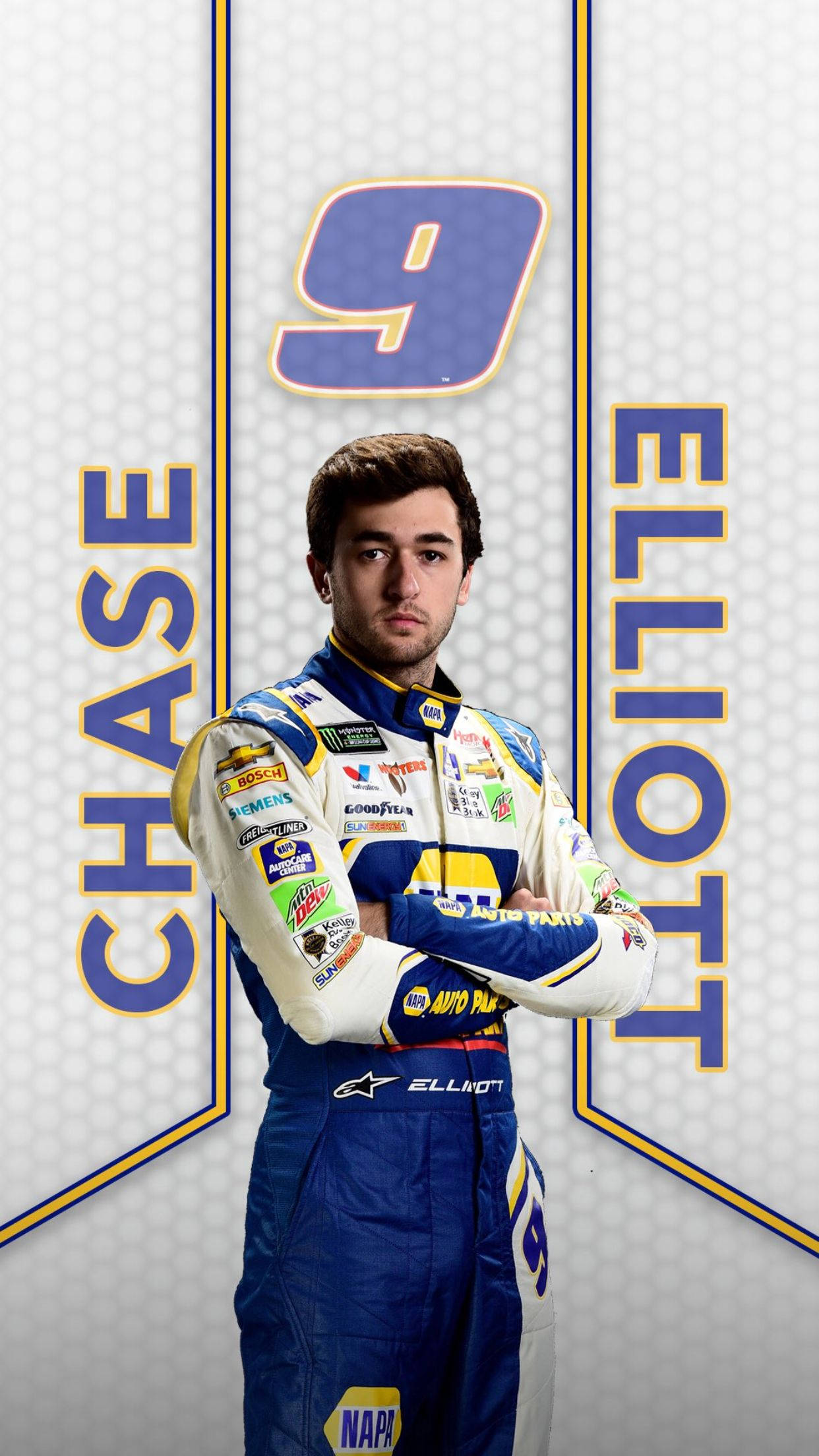 Chase Elliott 桌布 壁紙 — Chase Elliott 身穿賽車服，雙臂交叉，自信地站在印有他名字和九號的品牌背景前。