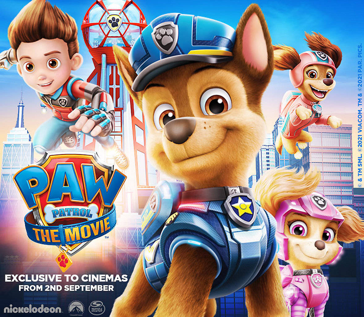 電影 桌布 壁紙 — Chase 帶領他的 PAW Patrol 團隊，穿著鮮豔的超級英雄裝備，以城市天際線為背景。