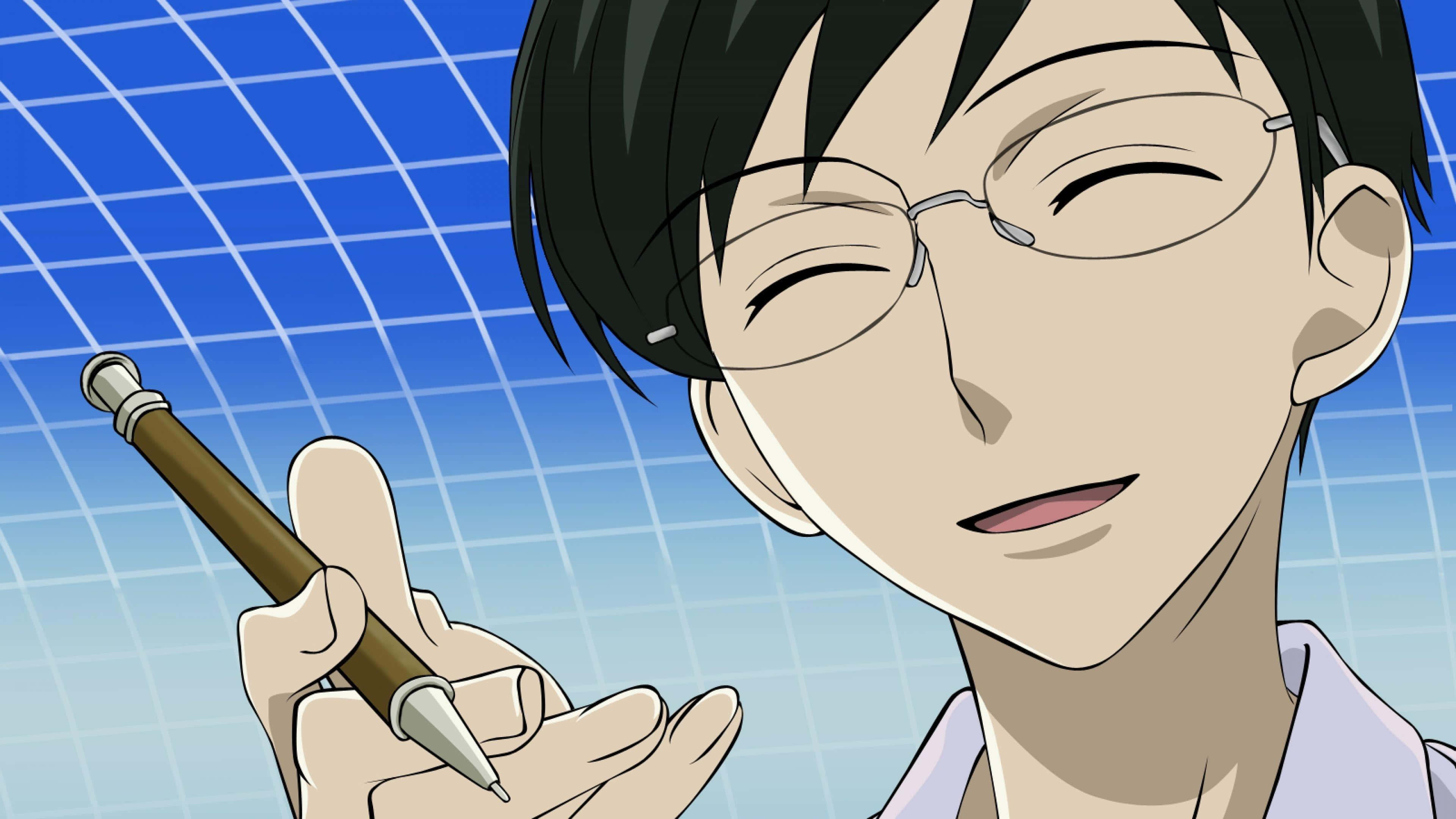 Kyoya Ootori 桌布 壁紙 — 一個戴眼鏡的開心動畫男孩，在藍色網格背景上微笑著拿著筆。