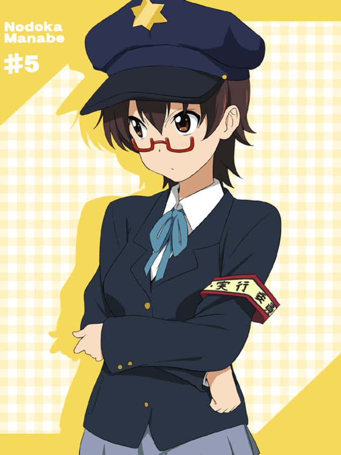 Nodoka Manabe 桌布 壁紙 — 一個開心的動漫女孩穿著海軍藍警察制服，戴著紅色眼鏡和星星徽章，自信地站在黃色格紋背景前。