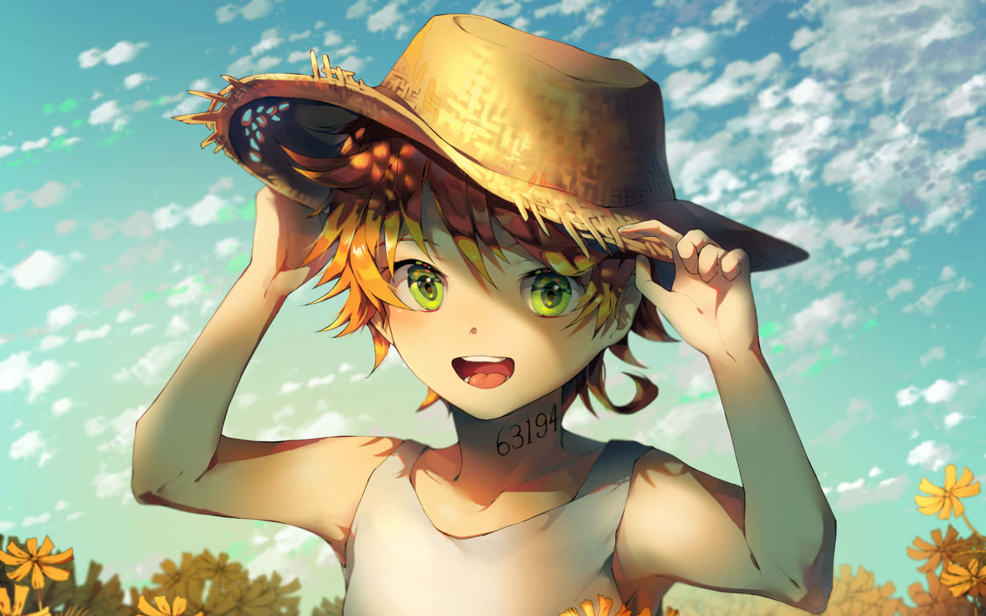 The Promised Neverland Emma 桌布 壁紙 — 一位開朗的動漫女孩，綠色眼睛和橙色頭髮，在藍天白雲下調整她的草帽。