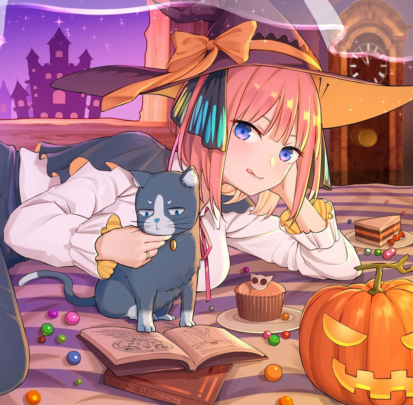  壁紙 — 一個開心的動漫女巫，粉紅色頭髮，和一隻貓咪依偎在發光的傑克南瓜燈和糖果旁邊，營造出舒適的萬聖節場景。