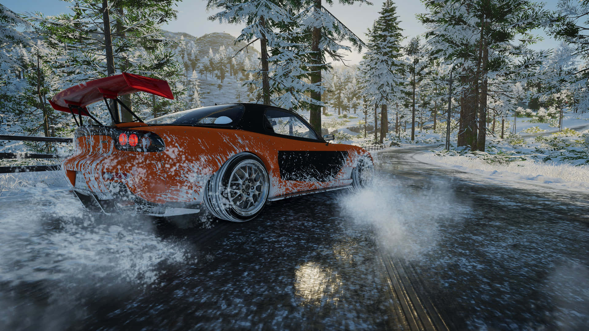  壁紙 — 一輛橙色跑車在雪地森林道路上飄移，揚起雪花和水霧。