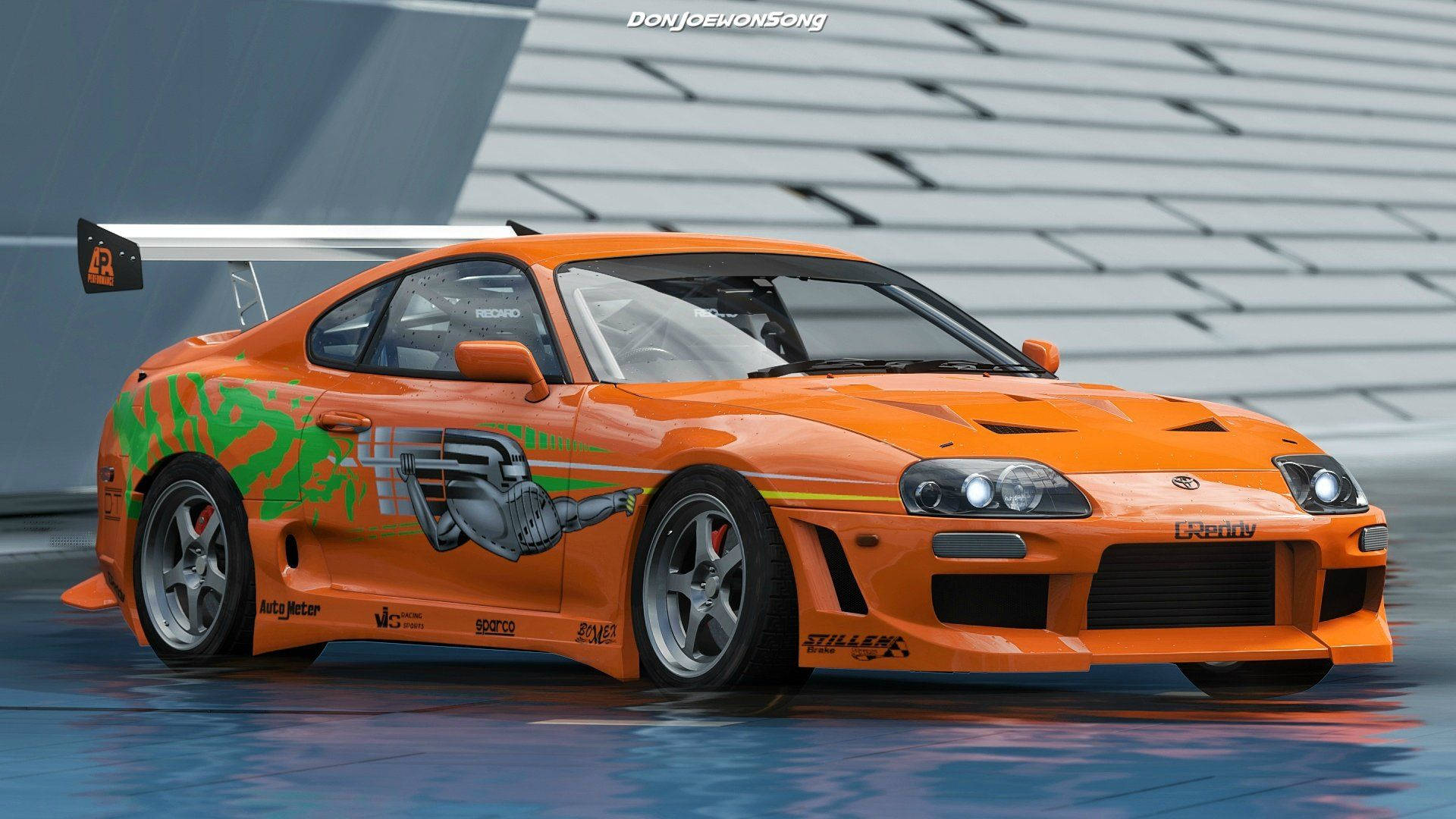 橙色賽車在潮濕賽道上帶有綠色圖案 — Toyota Supra 壁紙