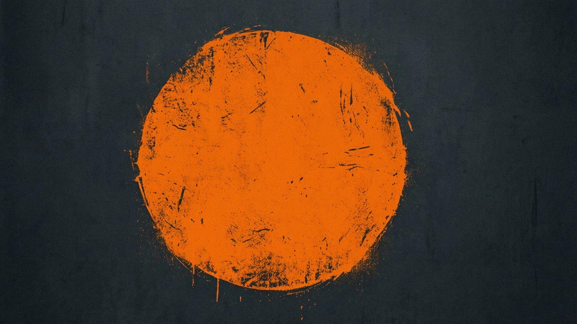 Grunge Distressed Circle 壁紙 — 一個大膽的橙色圓圈，帶有紋理筆觸，在帶有微妙垂直條紋的深灰色牆壁上脫穎而出。