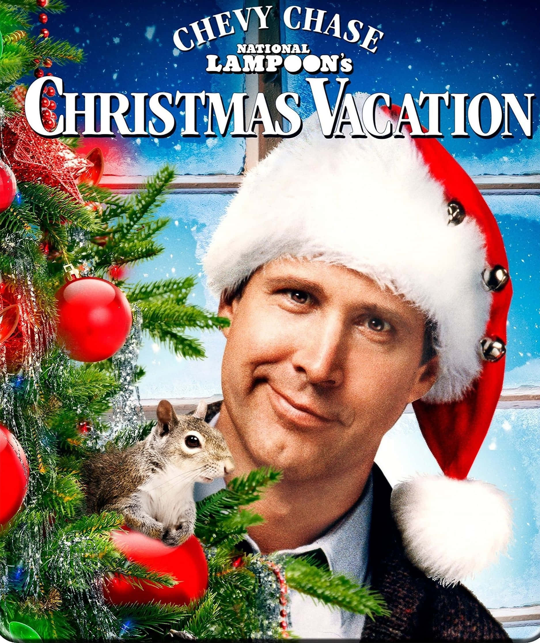 Christmas Vacation 桌布 壁紙 — Chevy Chase 戴著聖誕帽，在裝飾好的聖誕樹旁微笑，一隻松鼠探出頭來。