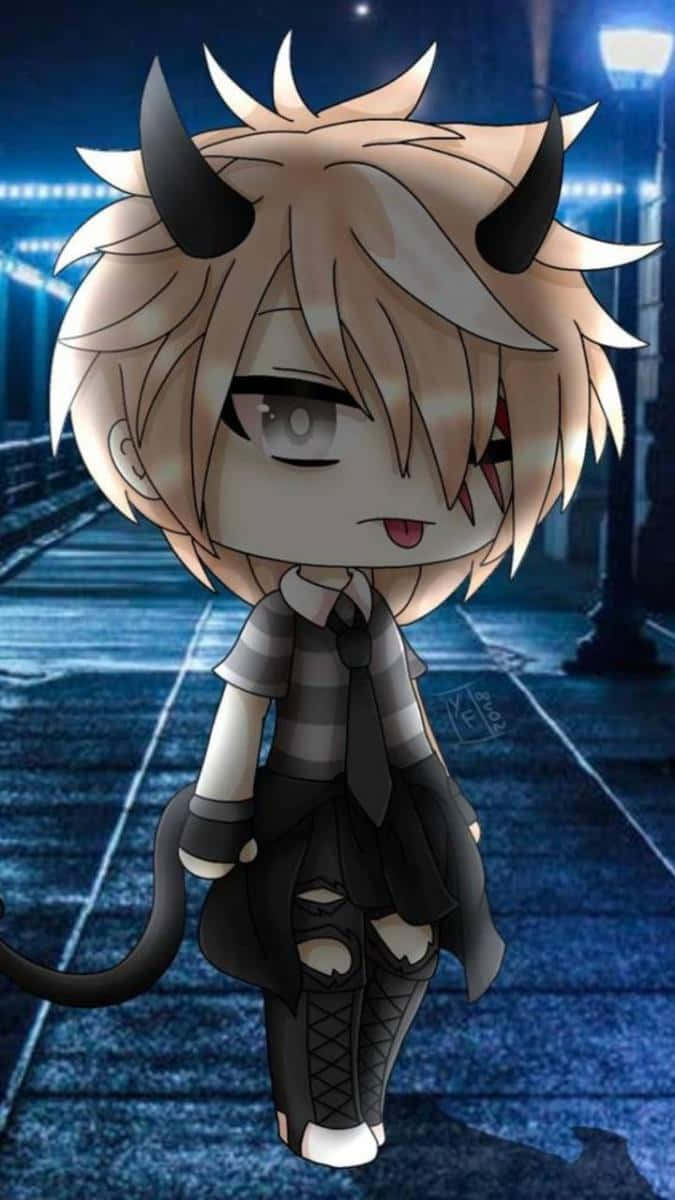 Cute Gacha Life Boy 桌布 壁紙 — Chibi 動漫惡魔男孩，有角和尾巴，夜晚站在濕漉漉的城市街道上，在發光路燈下。
