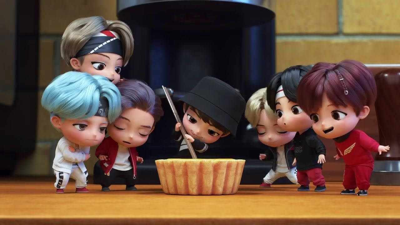BTS 筆電 桌布 壁紙 — Chibi 動漫角色聚集在舒適房間的木桌上的一個大蛋糕周圍。