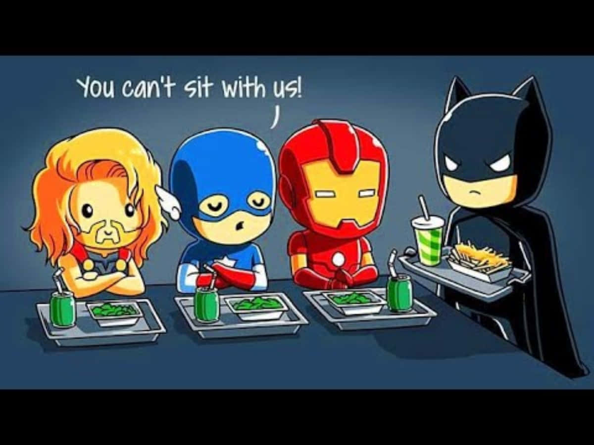 復仇者聯盟 桌布 壁紙 — Chibi 超級英雄 Thor、Captain America 和 Iron Man 坐在食堂的桌子旁，無視獨自拿著托盤站著的 Batman。