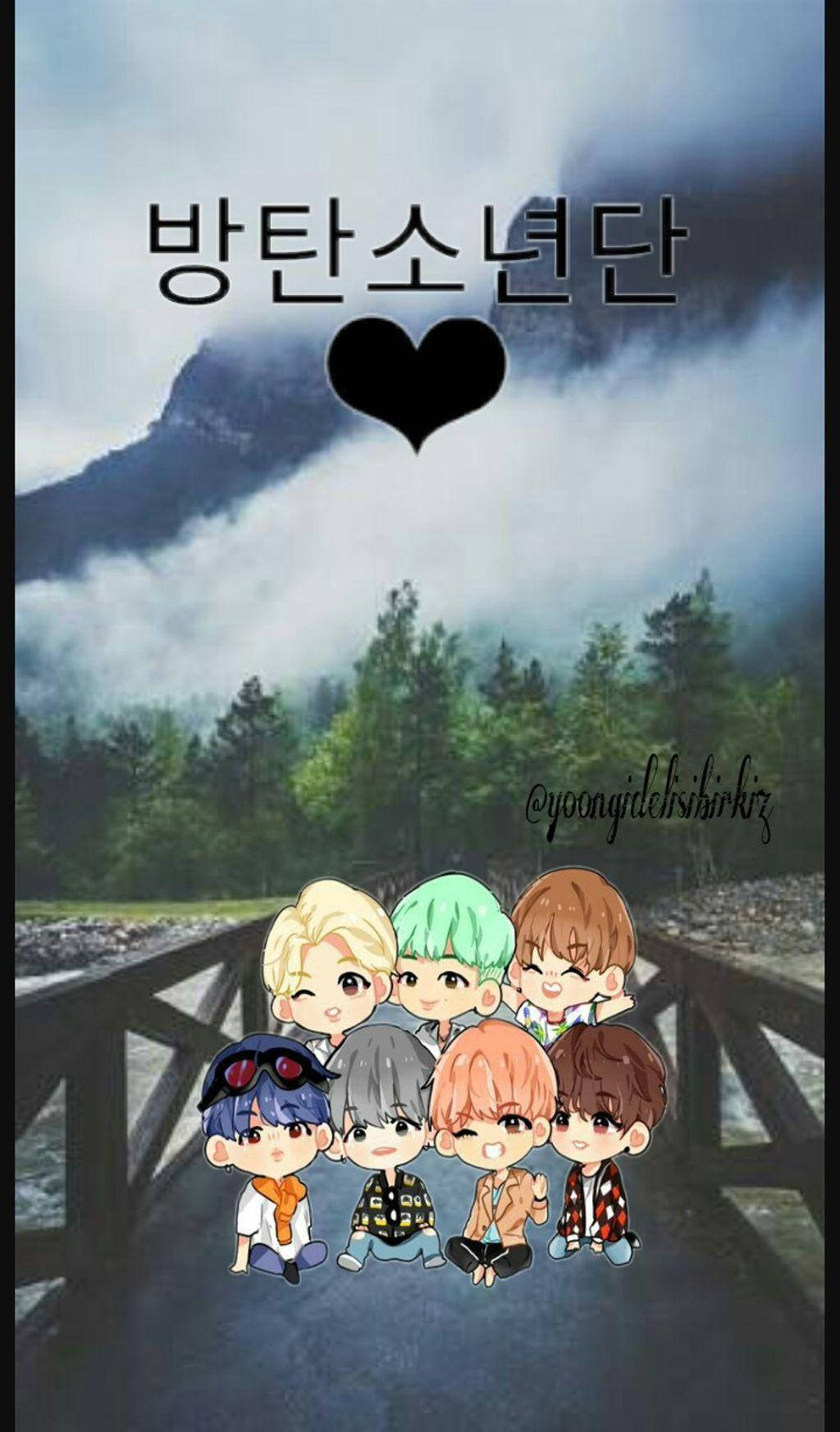 BTS 桌布 壁紙 — Chibi風格的BTS成員一起坐在木橋上，背景是霧濛濛的山脈，帶有韓文文字和一個心形。