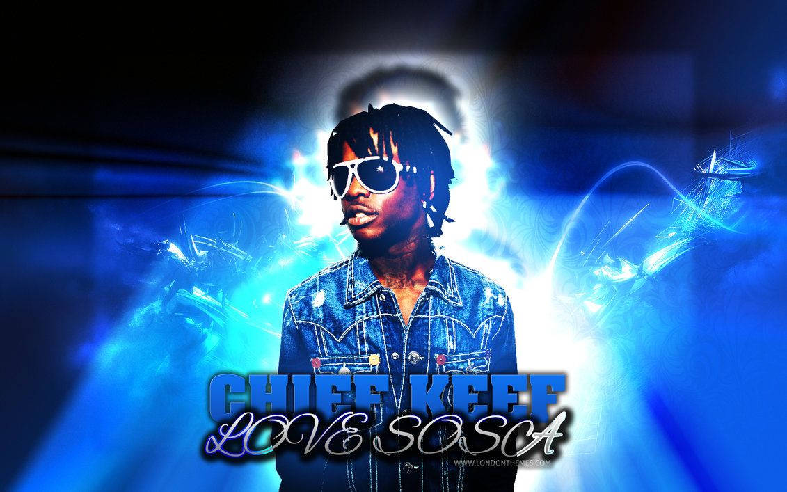 Chief Keef 桌布 壁紙 — Chief Keef 身穿牛仔外套、戴白色太陽眼鏡的風格化肖像，背景為帶有霓虹光條的發光藍色電光背景。