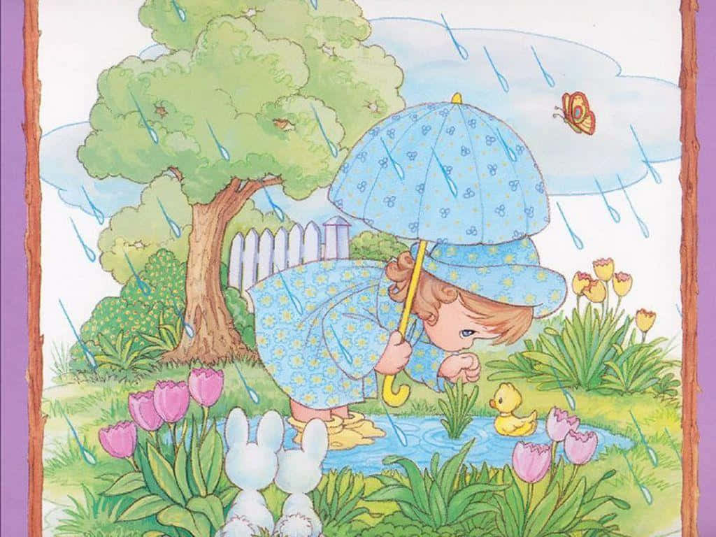  壁紙 — 一個穿著藍色雨衣和帽子的孩子在溫和的暴風雨中，在花園池塘裡為小鴨撐傘。