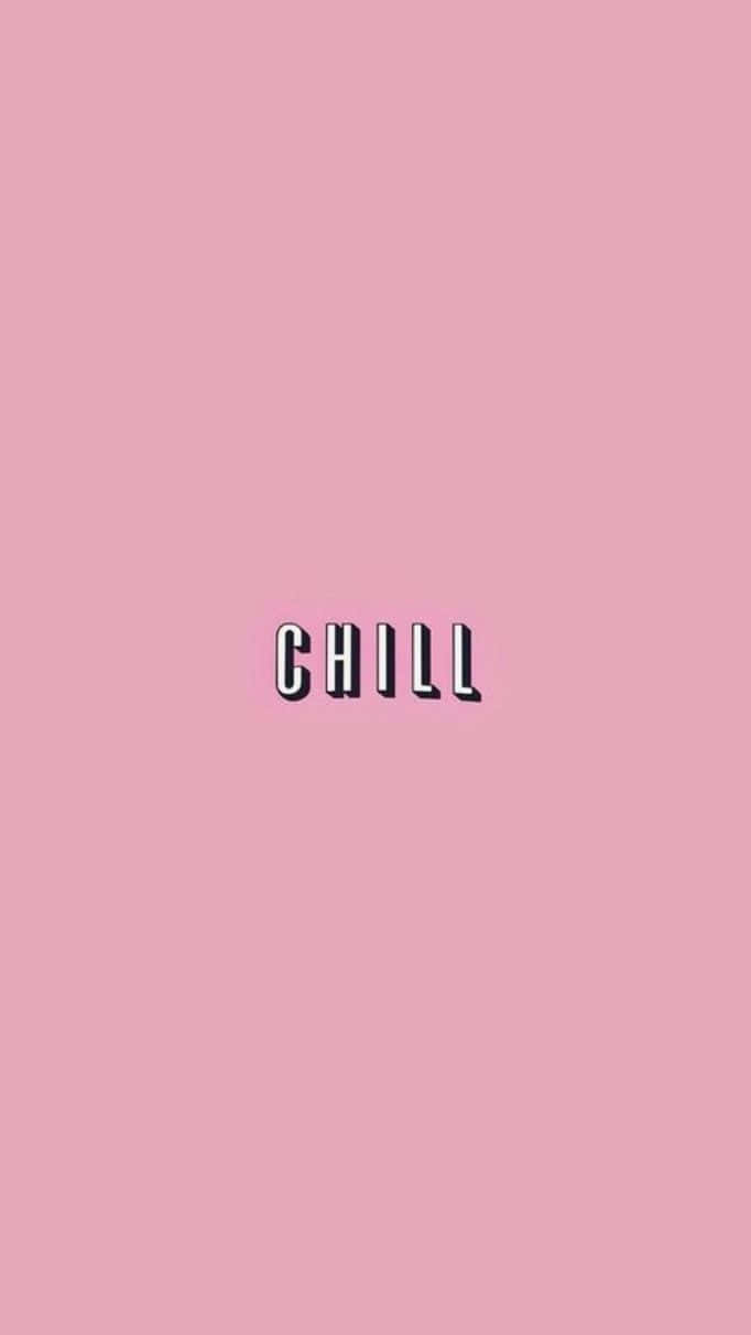 Simple Pink 桌布 壁紙 — 「chill」一詞以粗體黑色字體居中顯示在柔和的粉紅色背景上。