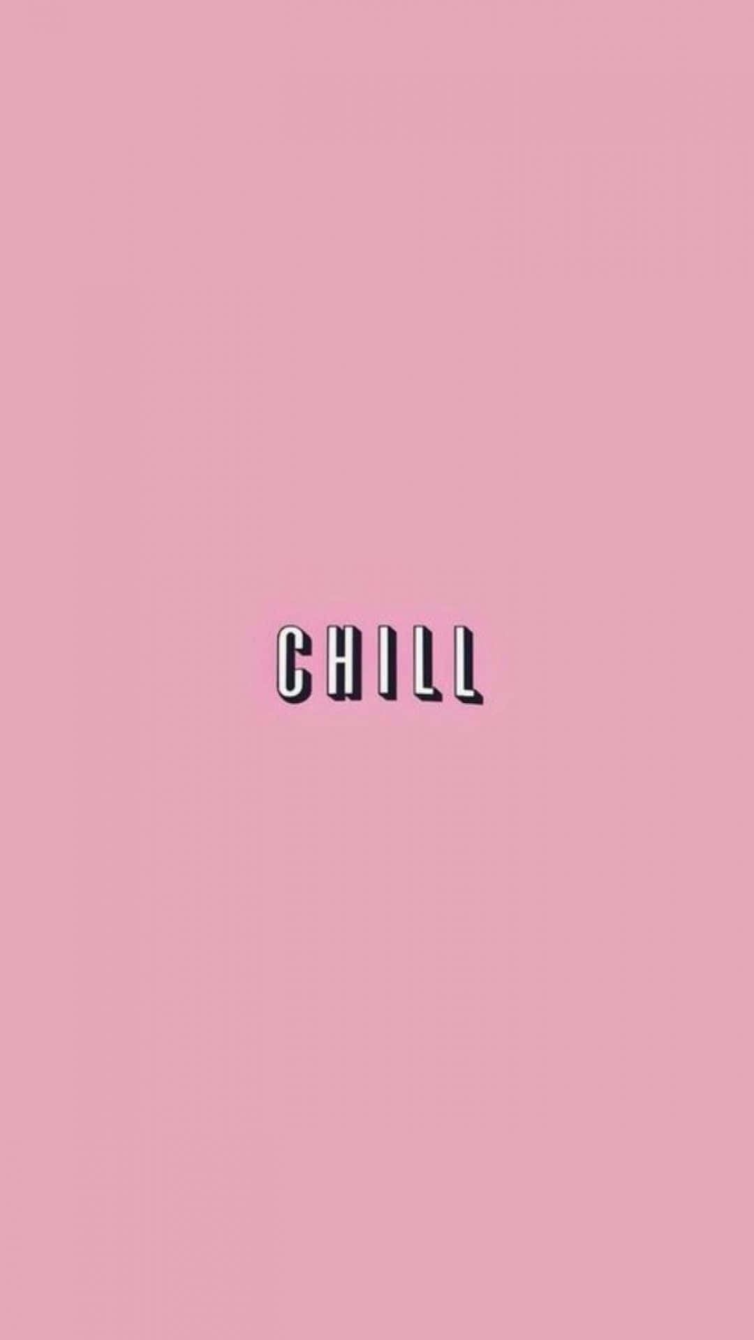 Chill 桌布 壁紙 — 「chill」這個字以粗體黑色字體置中在柔和粉紅色背景上。
