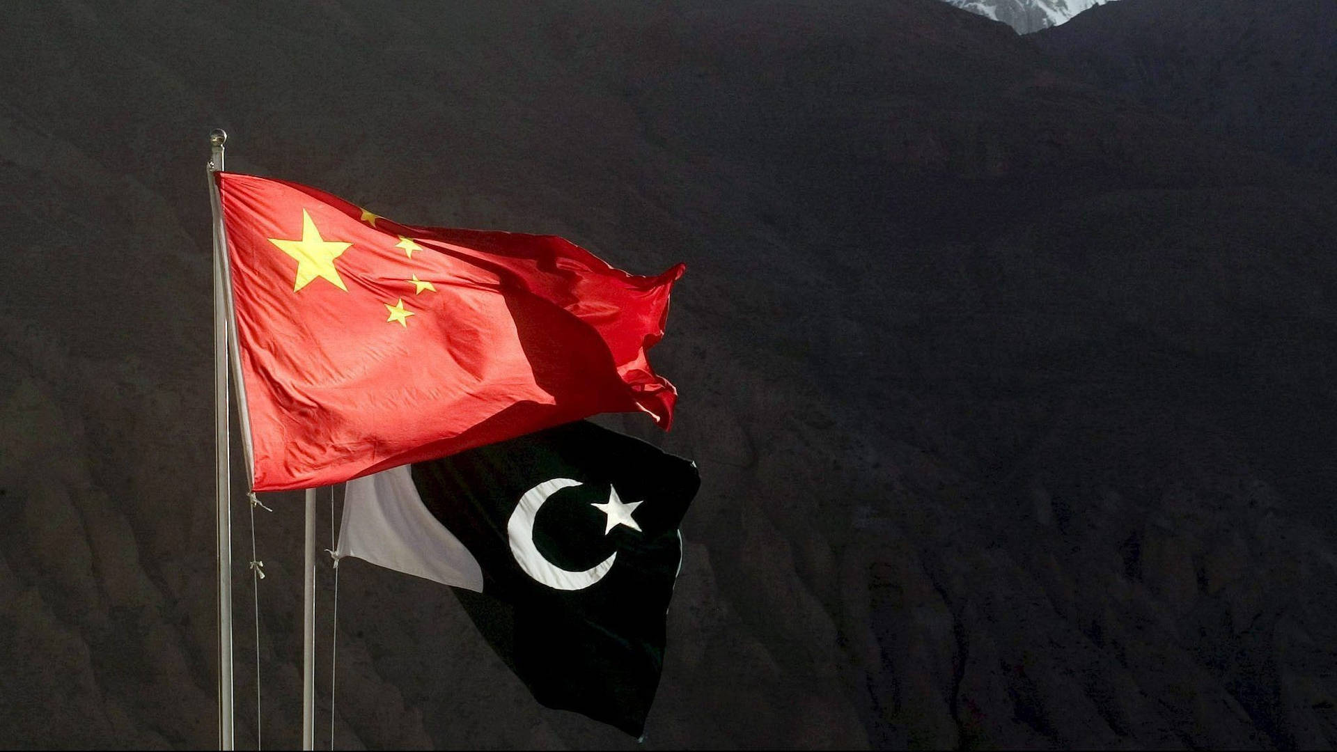中國和巴基斯坦國旗在山區一起飄揚。 — 中國國旗 壁紙