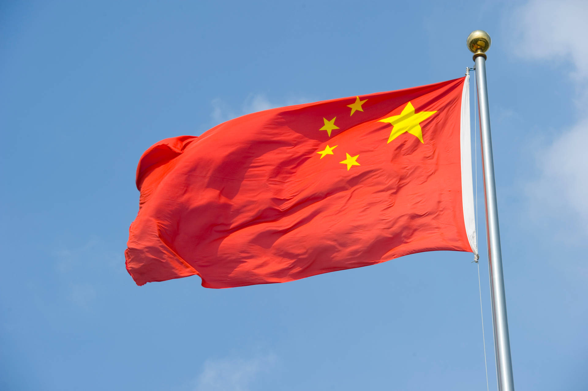 中國國旗在藍天下隨風飄揚。 — 中國國旗 壁紙