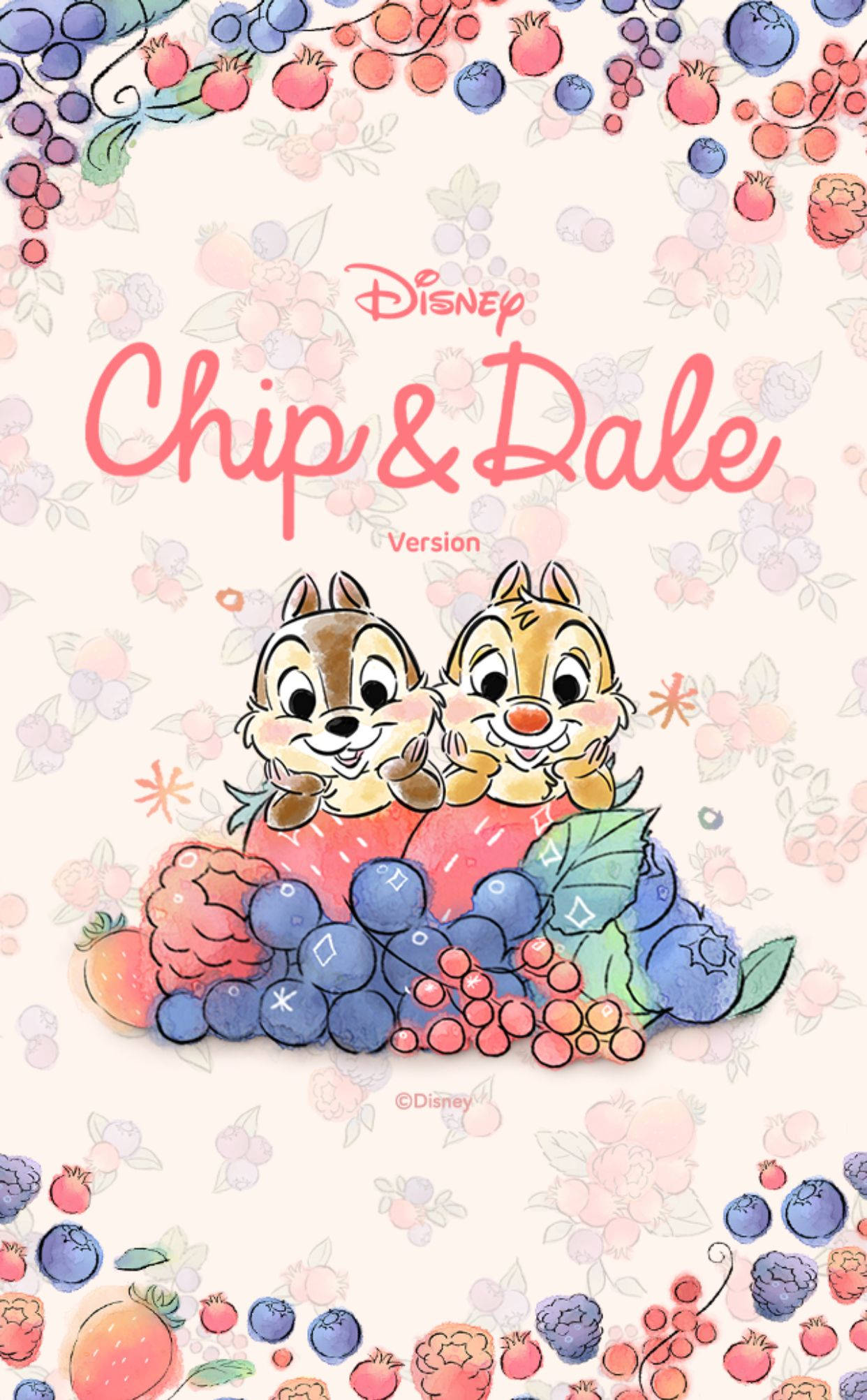 Chip 桌布 壁紙 — Chip 和 Dale 快樂地坐在色彩繽紛的莓果堆上，周圍環繞著柔和水彩風格的花卉和水果圖案。