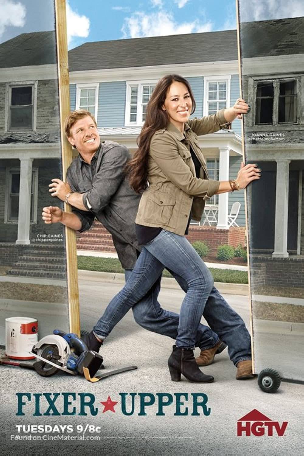 Joanna 桌布 壁紙 — Chip 和 Joanna Gaines 在白天微笑著，手持一面大鏡子站在房子前。