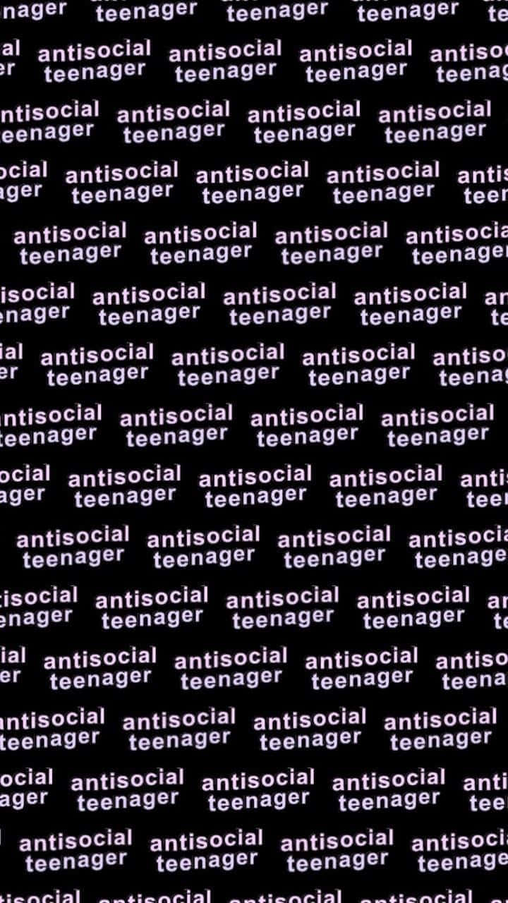  壁紙 — 重複的「antisocial teenager」文字圖案，以白色字體在黑色背景上，營造出強烈的數位故障效果。