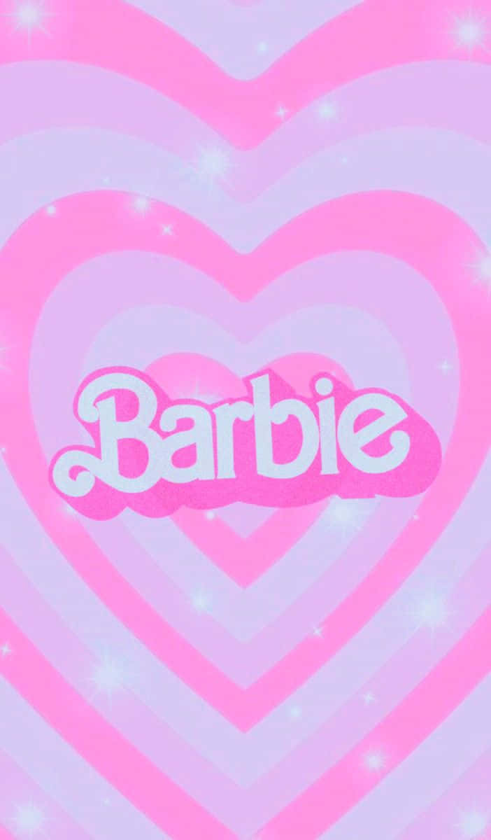 Glitter Barbie Aesthetic 桌布 壁紙 — 充滿活力的粉紅色壁紙，帶有同心心形和以風格化字體書寫的Barbie字樣，並帶有閃爍的閃光效果。
