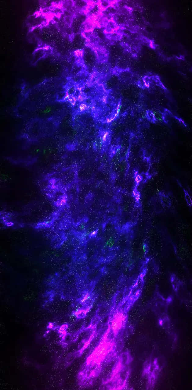  壁紙 — 充滿活力的紫色和藍色宇宙星雲在深邃的黑色虛空中旋轉，帶有發光的綠色斑點。