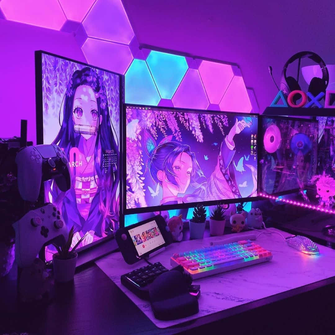  壁紙 — 充滿活力的紫色燈光遊戲設置，配備動漫顯示器、RGB 鍵盤和六角形牆板，散發霓虹色彩。