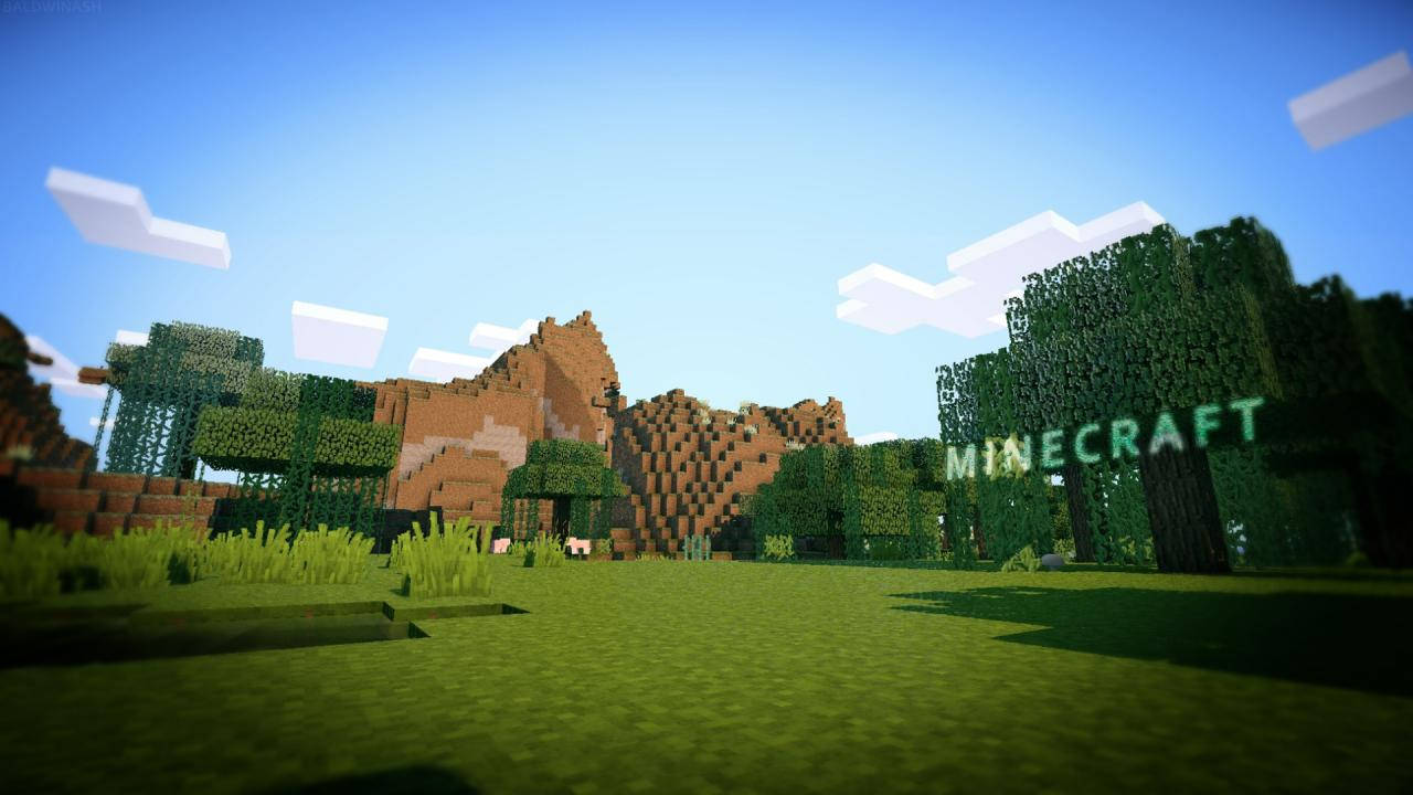 Minecraft遊戲世界，有方塊狀樹木、山脈和發光標誌，在藍天下 — 可愛的 Minecraft 壁紙