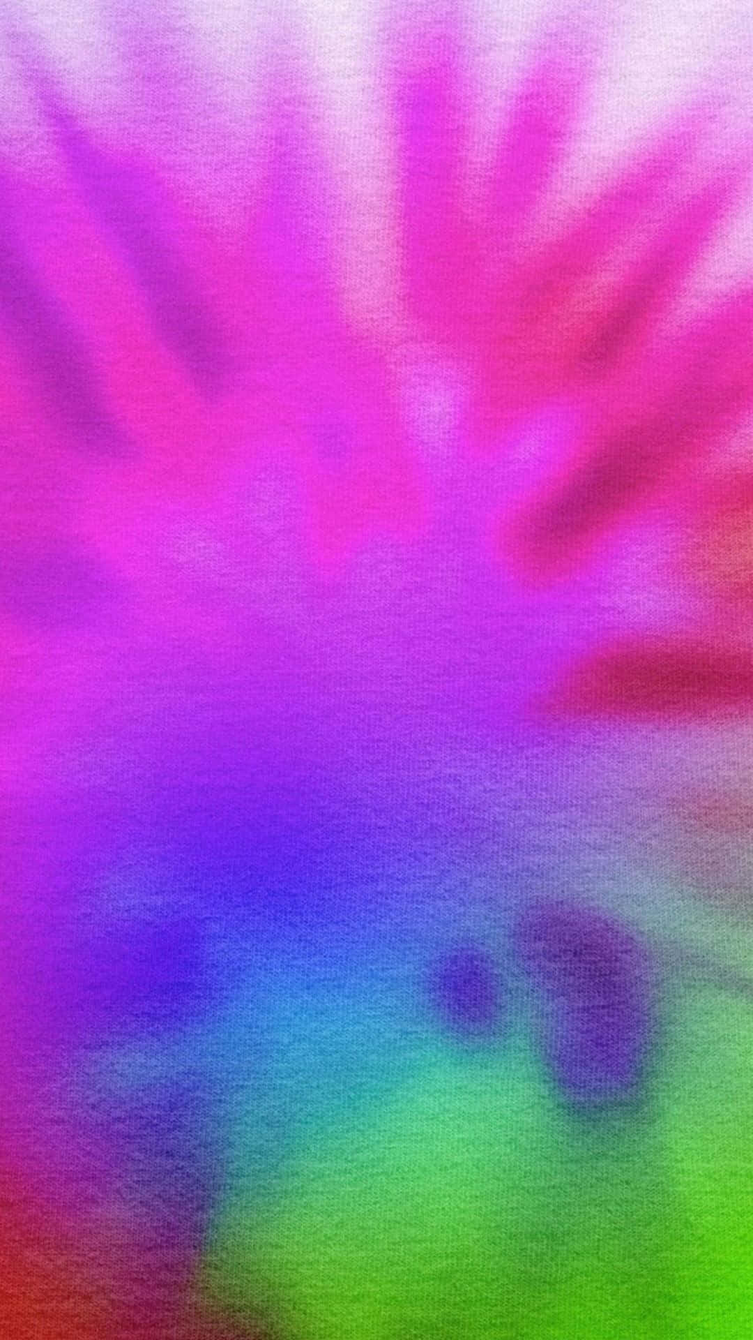 Purple Tie Dye 桌布 壁紙 — 充滿活力的抽象漸變從中心向外輻射，邊緣柔和模糊，融合了洋紅色、紫色、藍色和綠色色調。