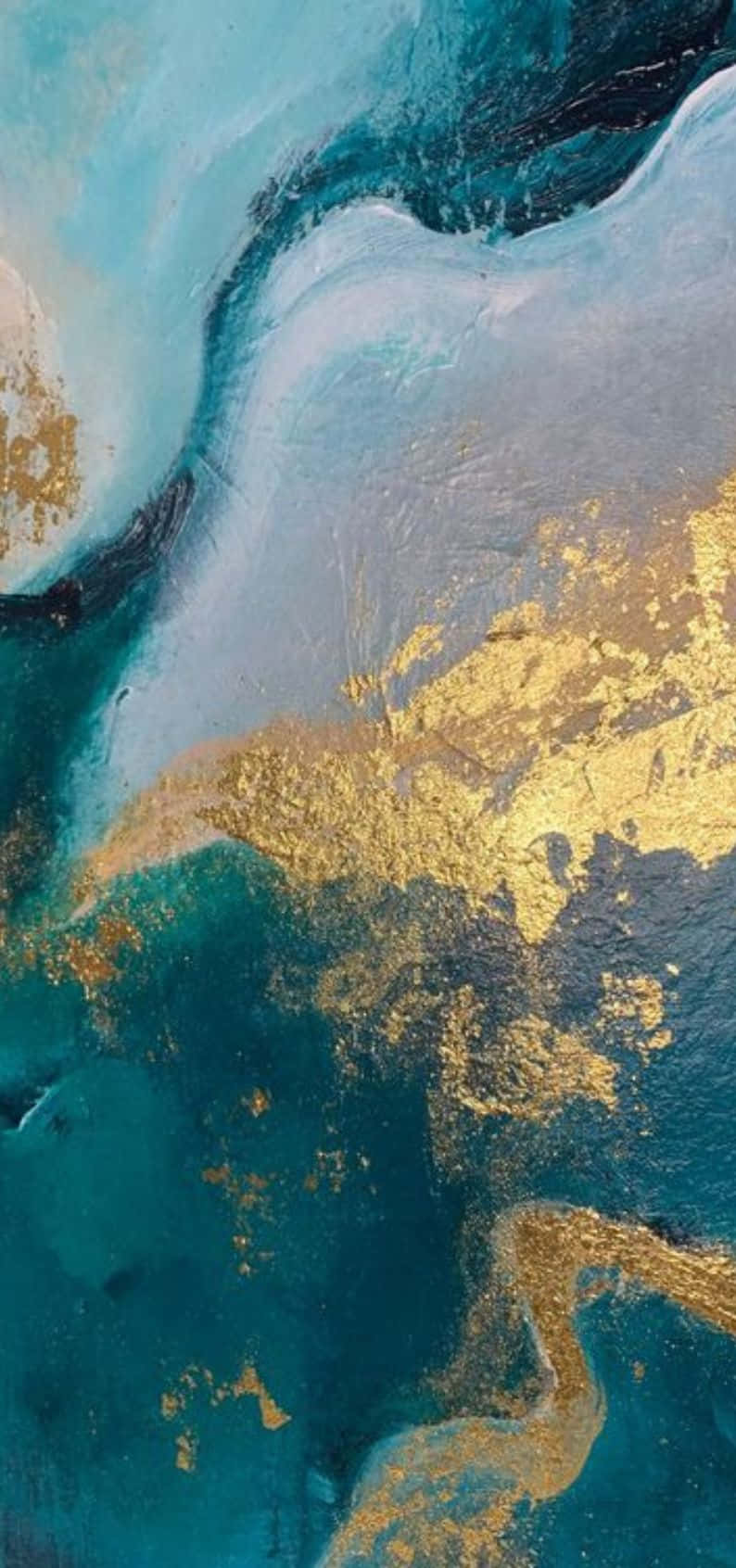 壁紙 — 抽象流體藝術作品，以旋轉的藍綠色和金色顏料營造出豪華質感的構圖。