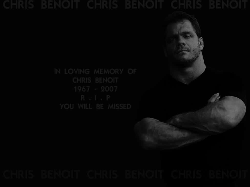桌布 壁紙 — Chris Benoit 的陰沉黑白肖像，雙手交叉，背景為深色，帶有紀念文字。