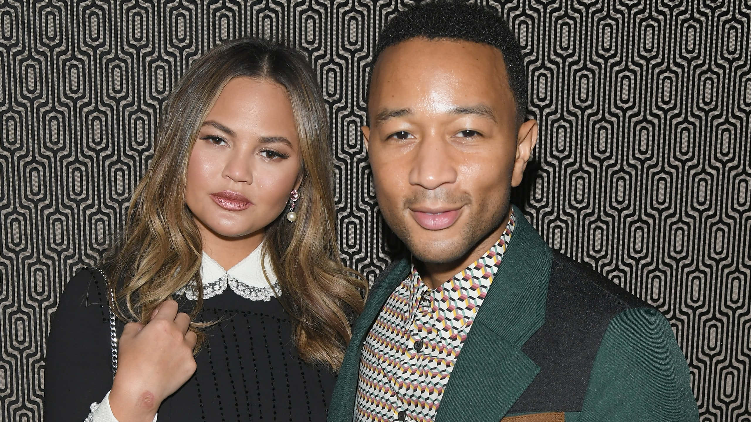 Celebrity 桌布 壁紙 — Chrissy Teigen 和 John Legend 在醒目的黑白幾何圖案壁紙背景前一起擺姿勢。