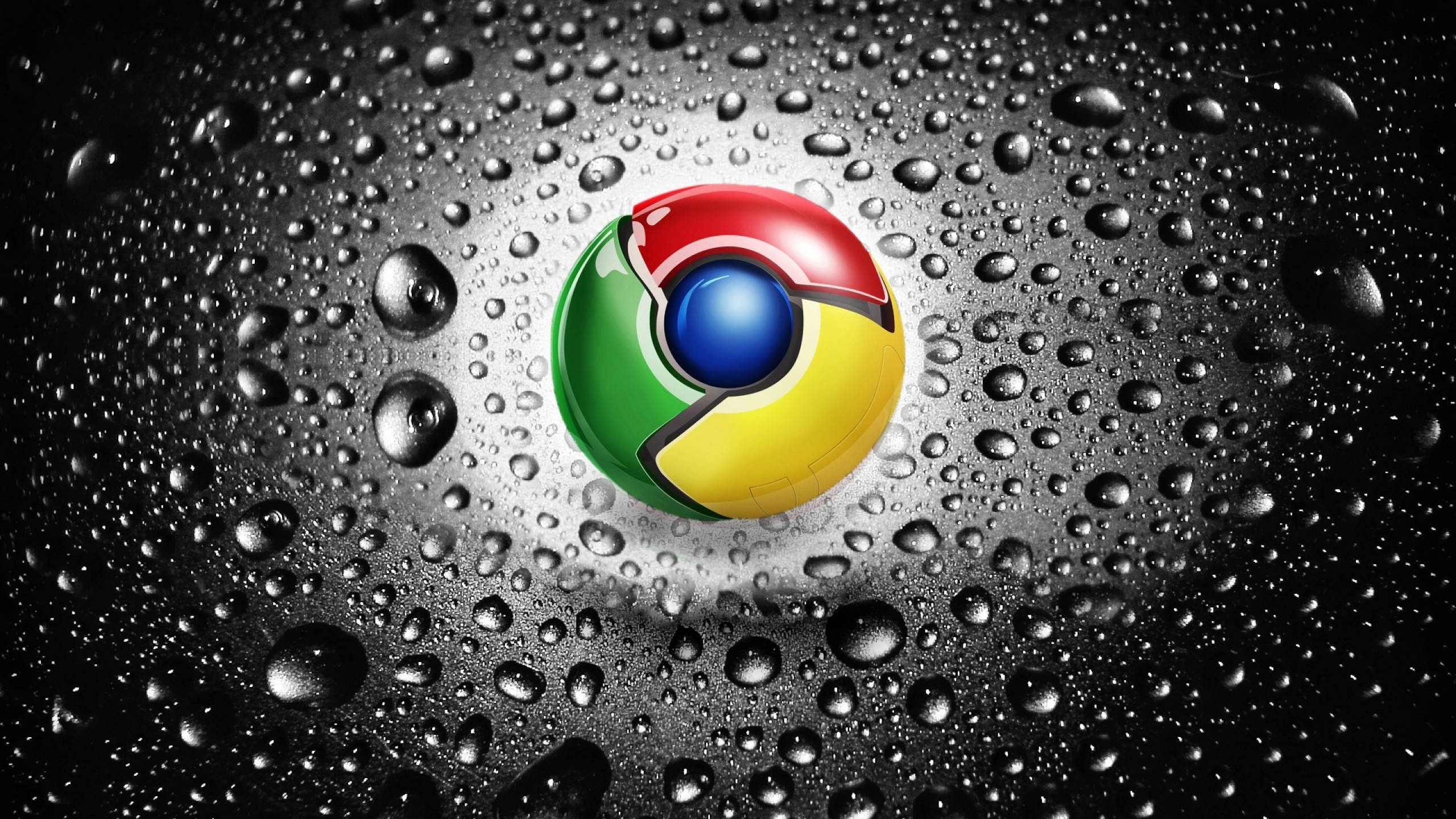 Chrome 桌布 壁紙 — Chrome 標誌在聚光燈下閃耀，周圍是黑暗反光表面上的雨滴。