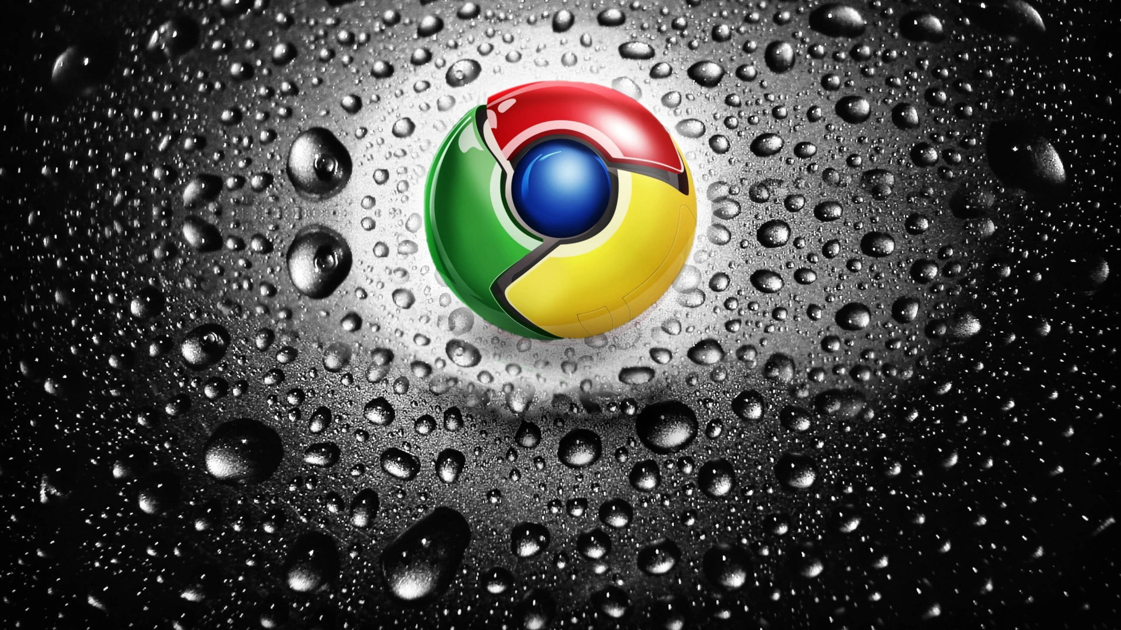 Google Chrome 桌布 壁紙 — Chrome 標誌在黑暗反光表面上，在水滴下閃耀，帶有明亮的高光。