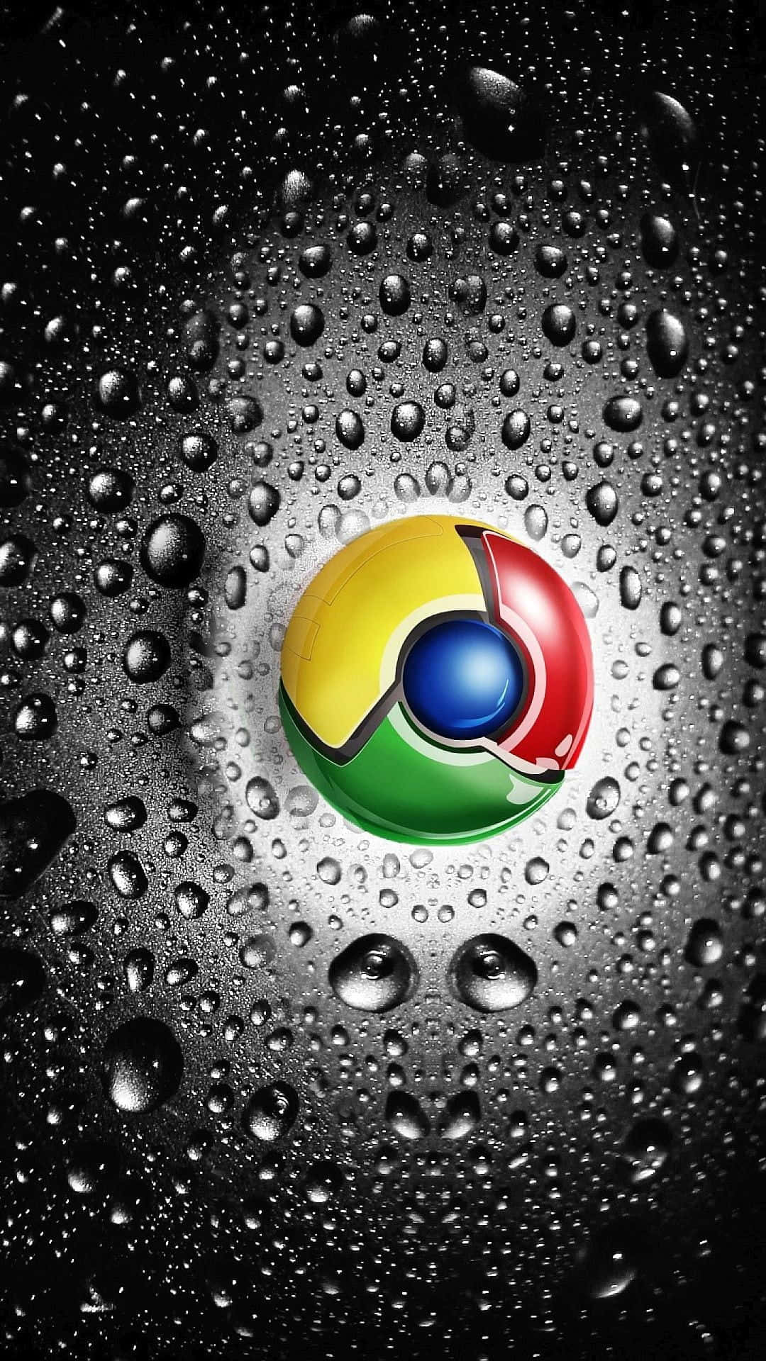 Google Chrome 桌布 壁紙 — Chrome 標誌在黑暗玻璃表面上的雨滴下閃耀，帶有戲劇性的燈光。