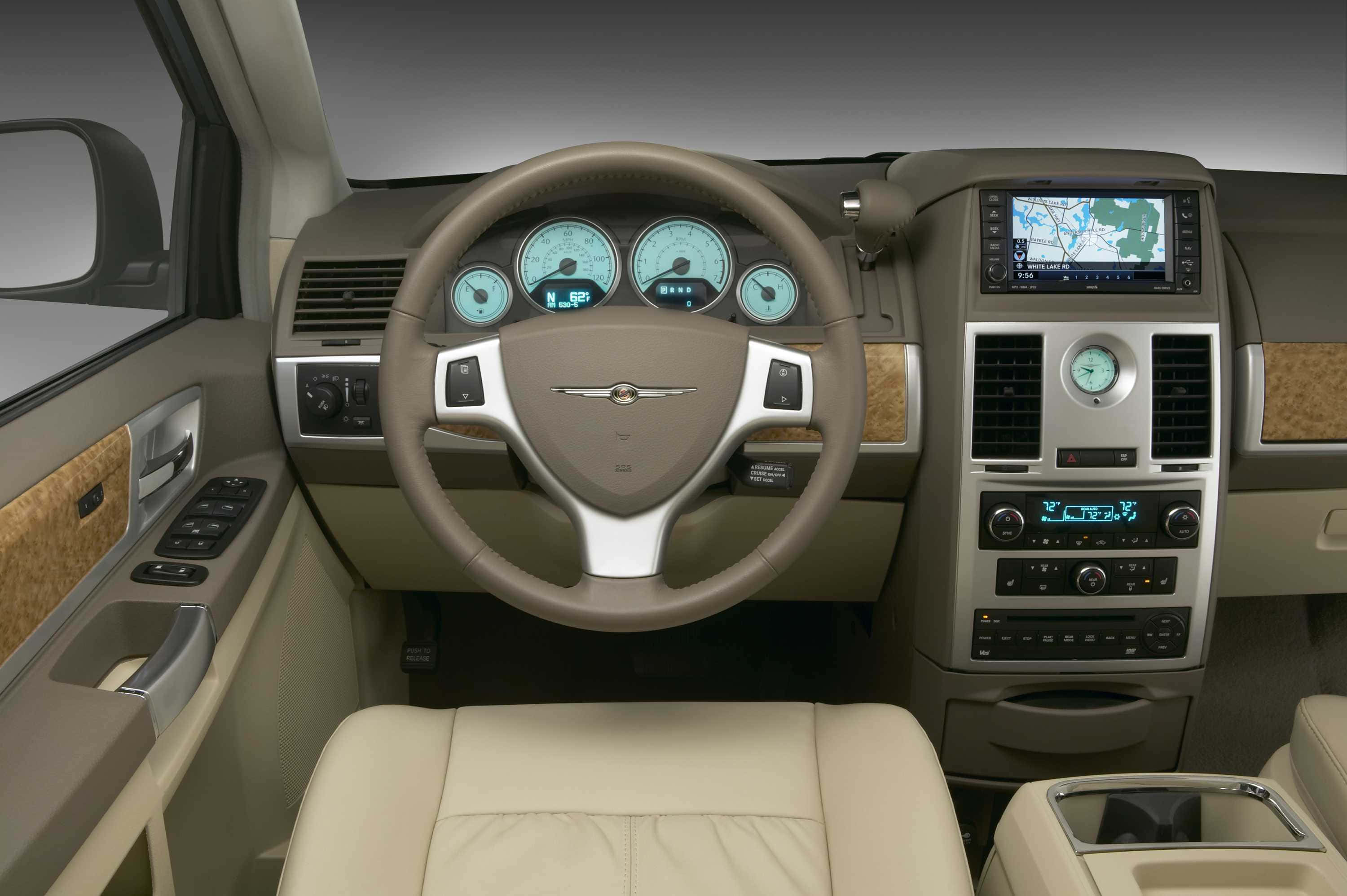 Chrysler Voyager 桌布 壁紙 — Chrysler 車輛豪華米色內飾，展示皮革座椅、數位儀表板和木飾。