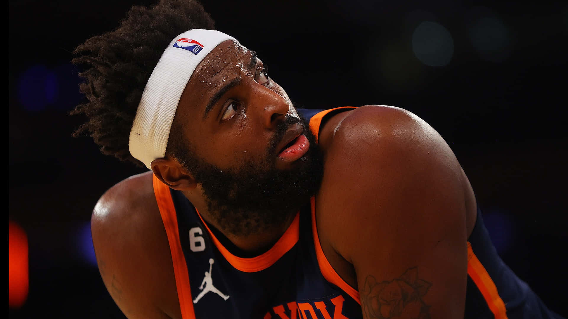 身穿鳳凰城太陽隊球衣的籃球運動員在比賽中向上看。 — NBA 壁紙