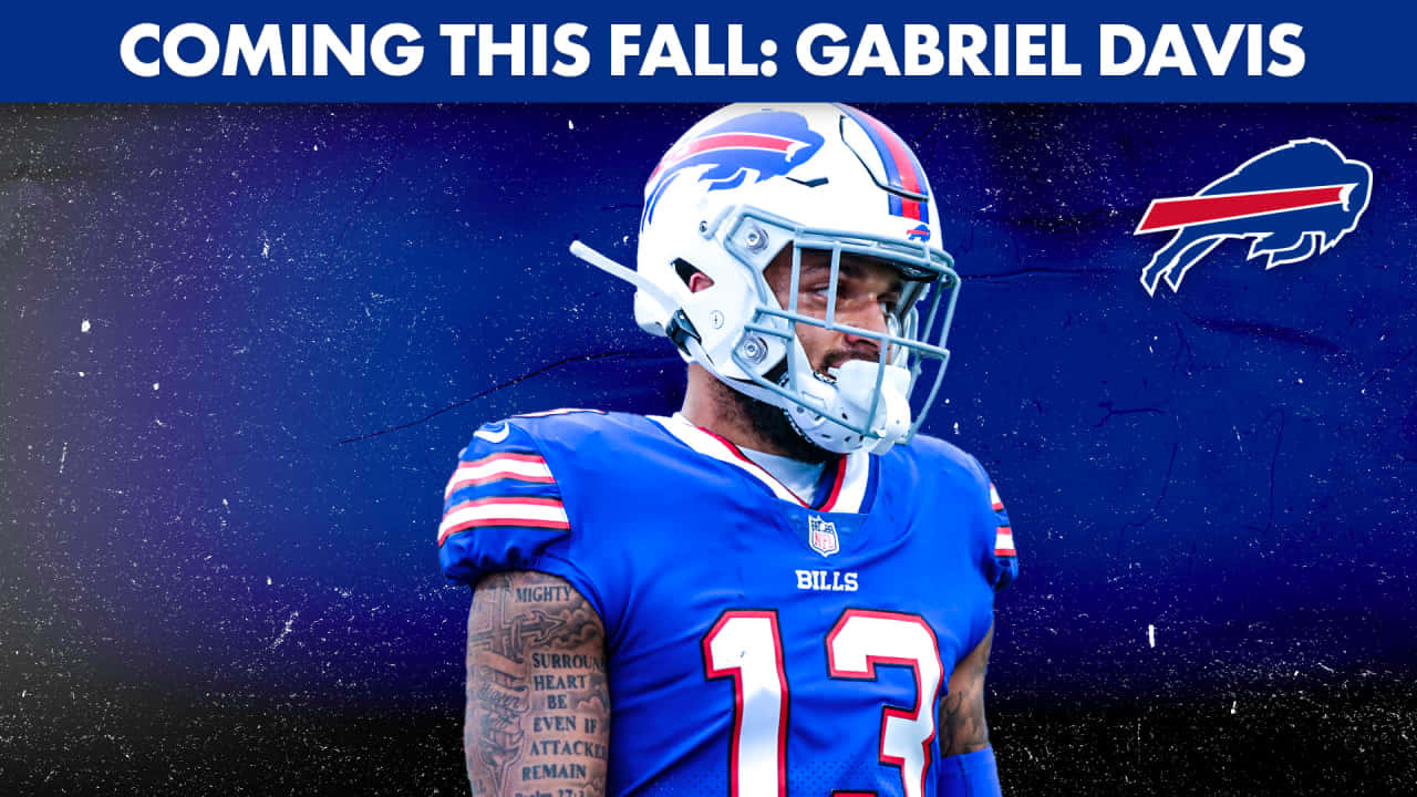  壁紙 — 穿著比爾隊球衣的足球運動員 Gabriel Davis 站在深色紋理背景前，背景上有球隊標誌和宣佈他今年秋天到來的文字。