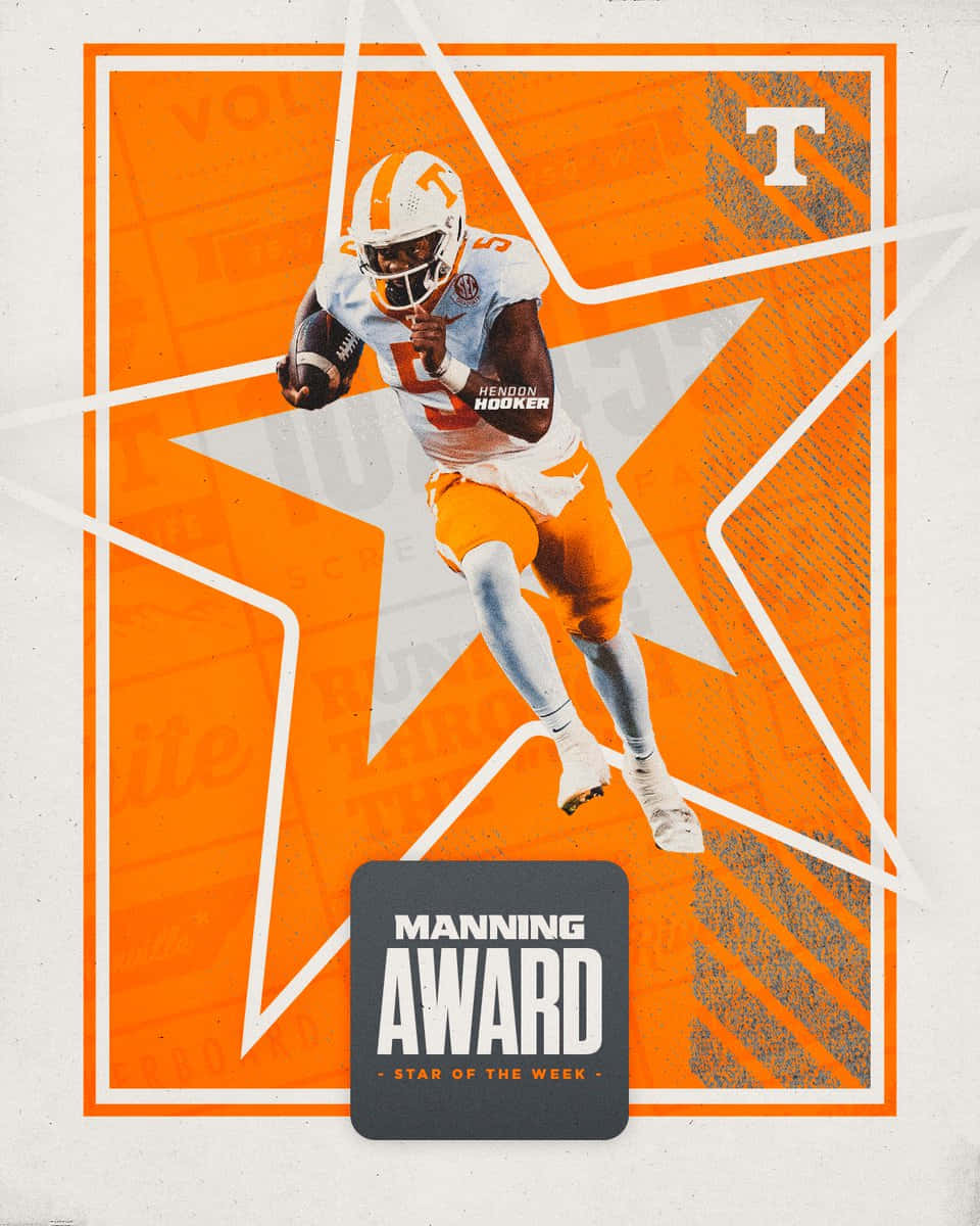  壁紙 — 穿著田納西州隊服的足球員Hendon Hooker在橙色星星背景及「Manning Award」文字襯托下動態跳躍。