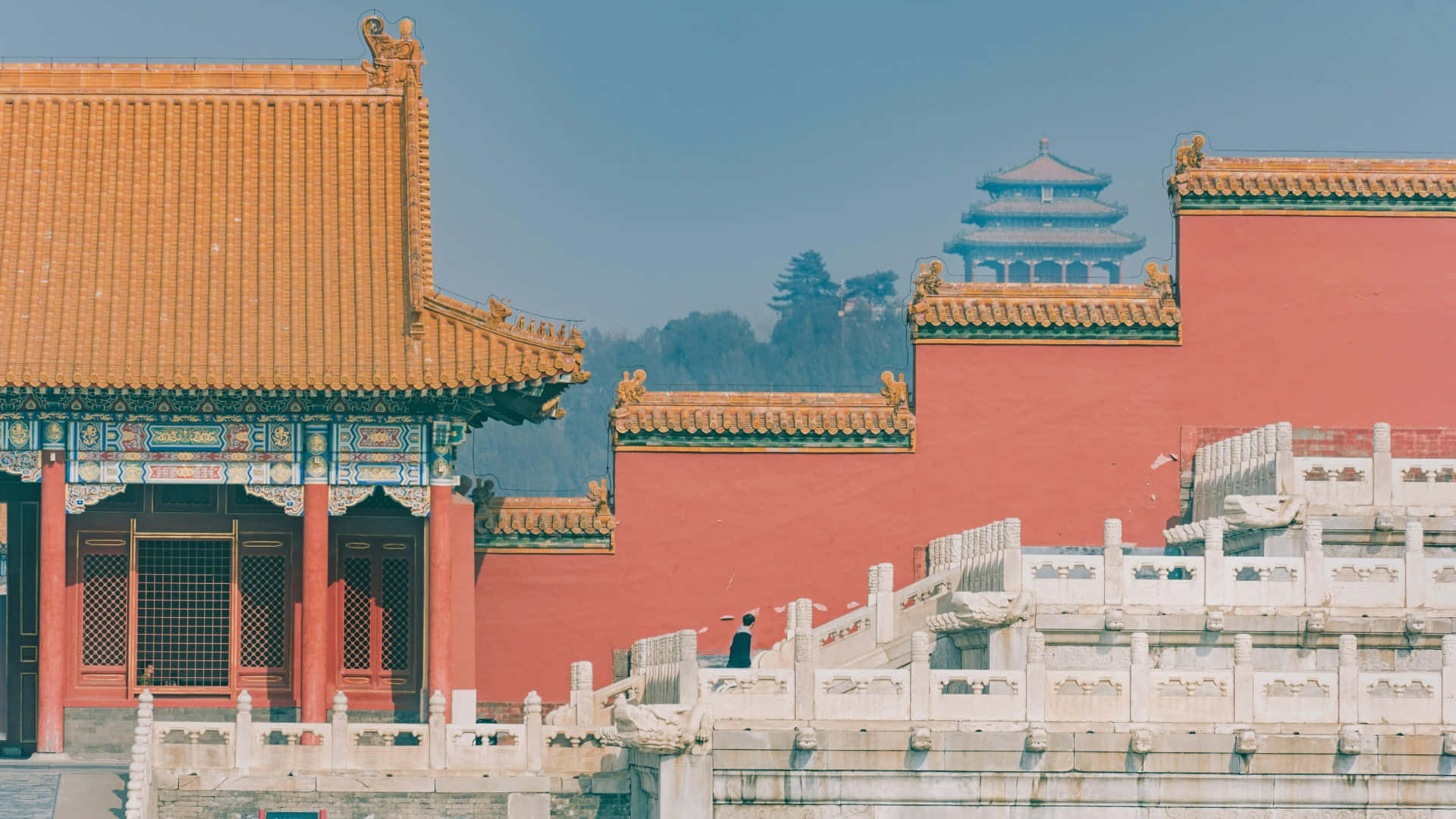  壁紙 — 傳統中國宮殿建築的寧靜景觀，紅牆金瓦，石階上孤獨的身影，藍天白雲。