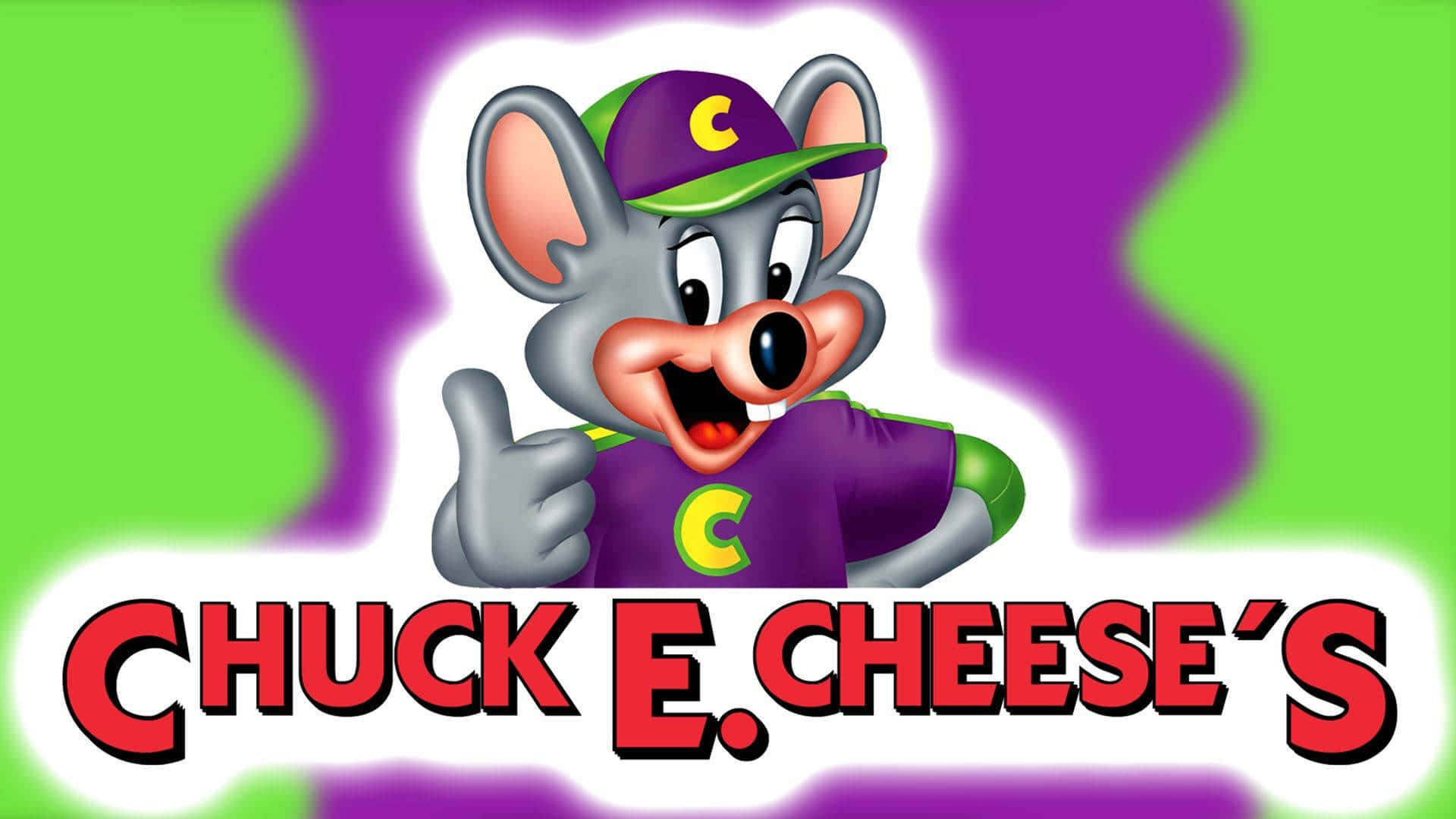 查克芝士 桌布 壁紙 — Chuck E. Cheese 吉祥物身穿紫色帽子和襯衫，在充滿活力的綠色和紫色背景前開心地豎起大拇指。