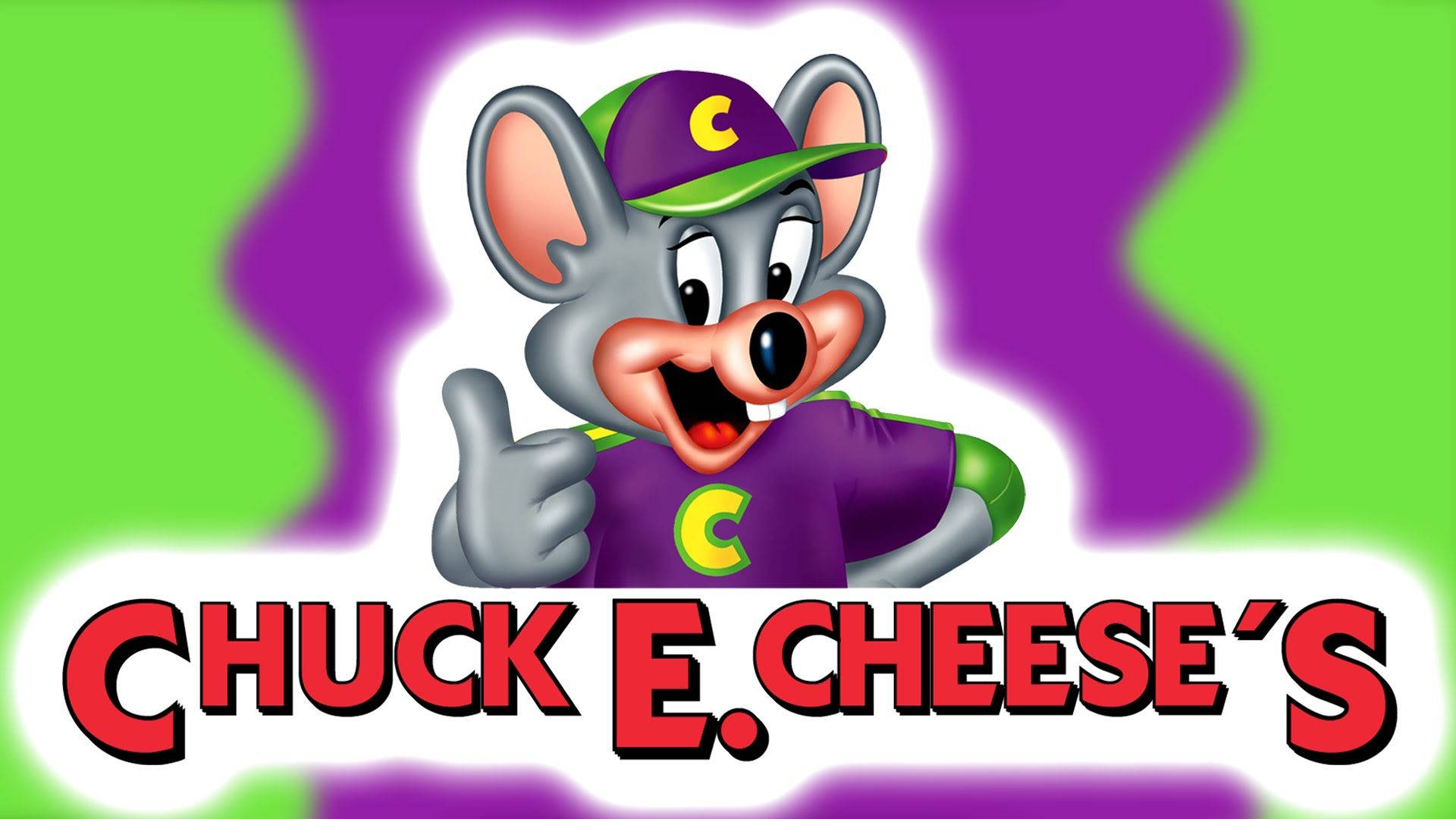 E 桌布 壁紙 — Chuck E. Cheese 吉祥物穿著紫色帽子和襯衫，在綠色和紫色背景前豎起大拇指。