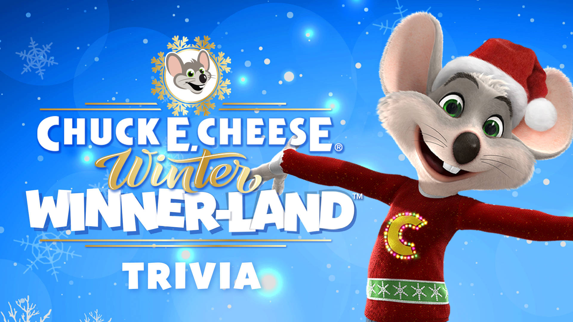 E 桌布 壁紙 — Chuck E Cheese 吉祥物穿著紅色節日毛衣和聖誕帽，在藍色雪景背景和節日文字中微笑。