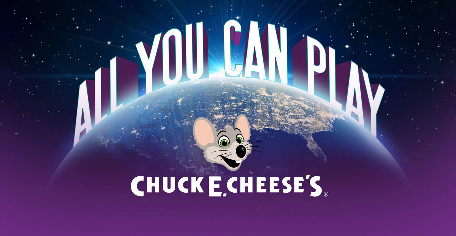 E 桌布 壁紙 — Chuck E. Cheese 的吉祥物在發光的地球上微笑，背景是星光宇宙，並有 'ALL YOU CAN PLAY' 文字。
