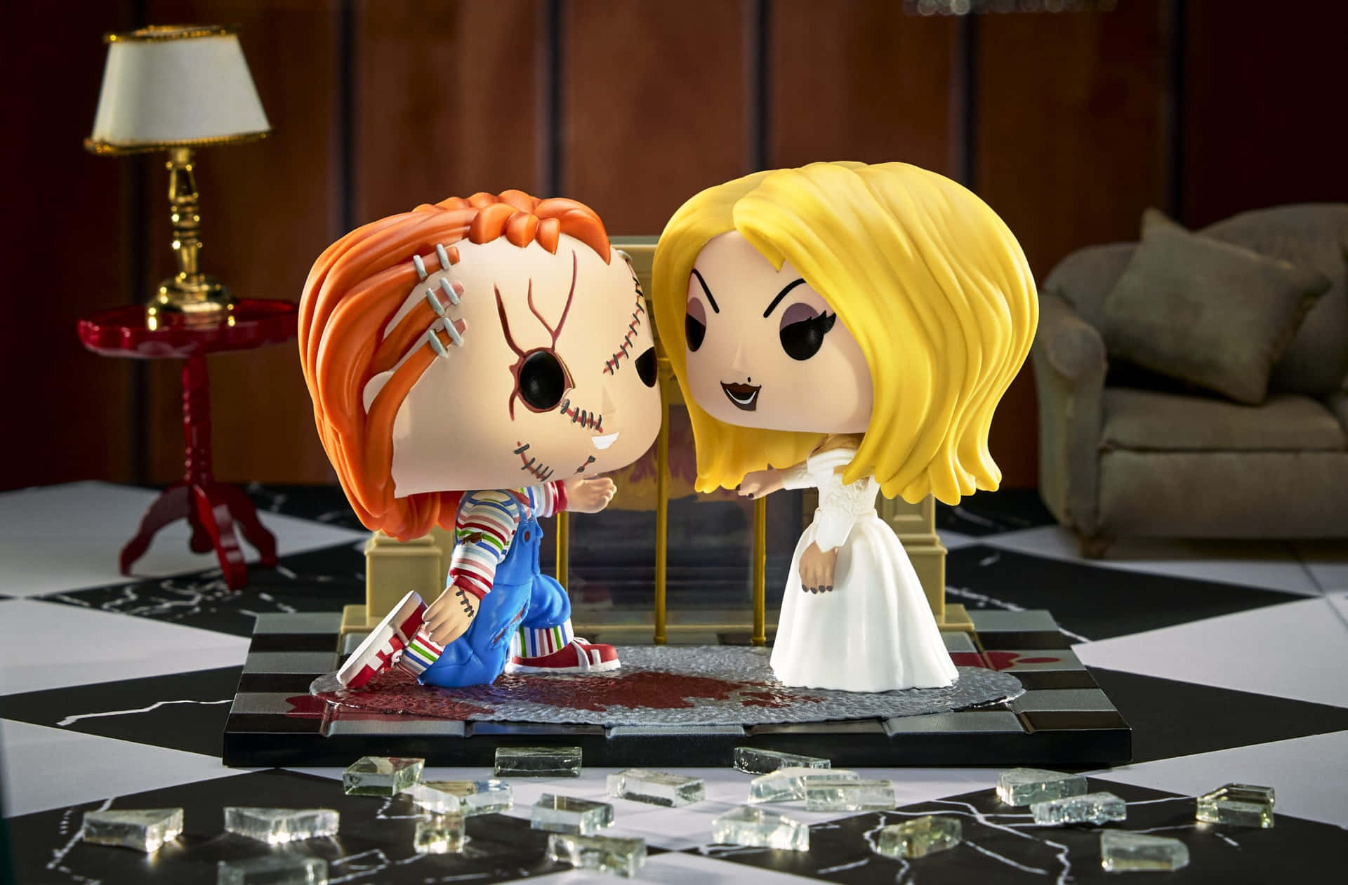  壁紙 — Chucky 與其新娘公仔在哥德式客廳的破碎玻璃地板上戲劇性地擺姿勢。