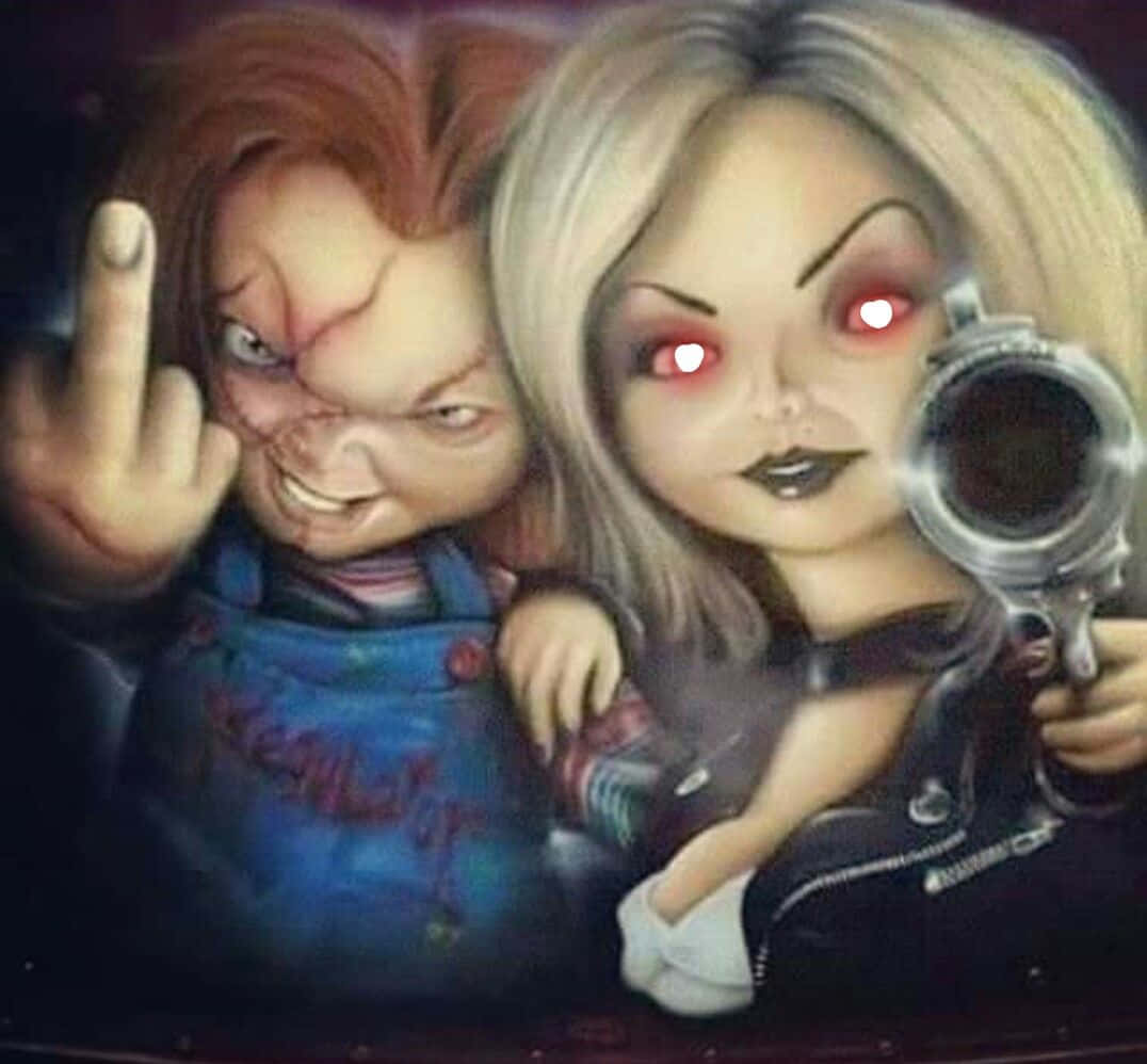 鬼娃恰吉 桌布 壁紙 — Chucky 和他的女友眼睛發出紅光，擺出威脅姿勢，一人持槍，另一人比中指。