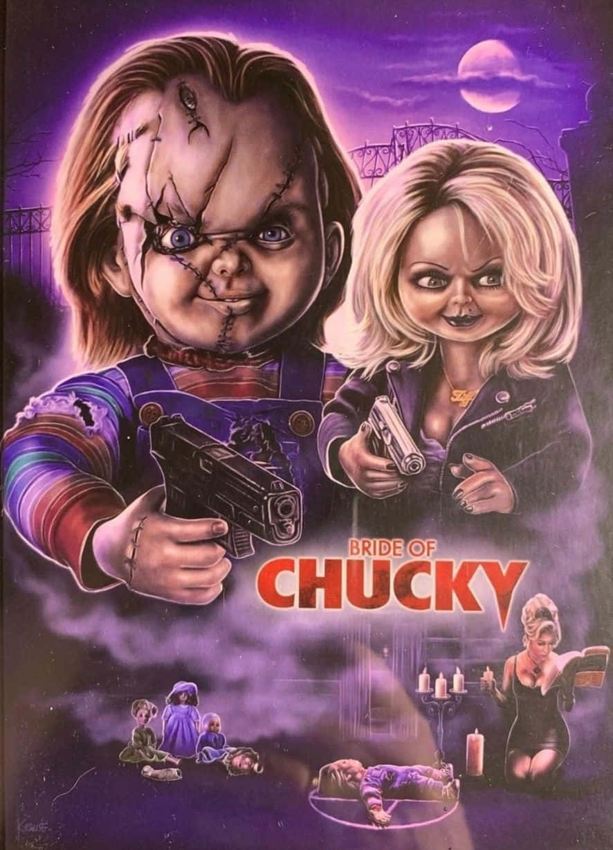 鬼娃恰吉 桌布 壁紙 — Chucky 和他的新娘在紫色夜空下持槍，背景有滿月和下方詭異的娃娃。