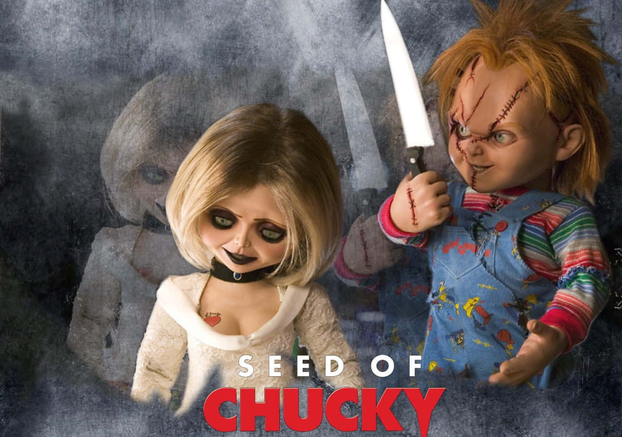 恐怖 桌布 壁紙 — Chucky 在《鬼娃孽種》的煙霧瀰漫黑暗場景中，在 Tiffany 旁邊威脅性地拿著刀。