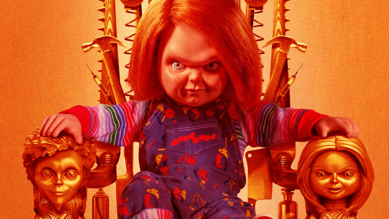 鬼娃恰吉 桌布 壁紙 — Chucky 坐在武器王座上，兩旁有金色娃娃頭，背景為橙色。