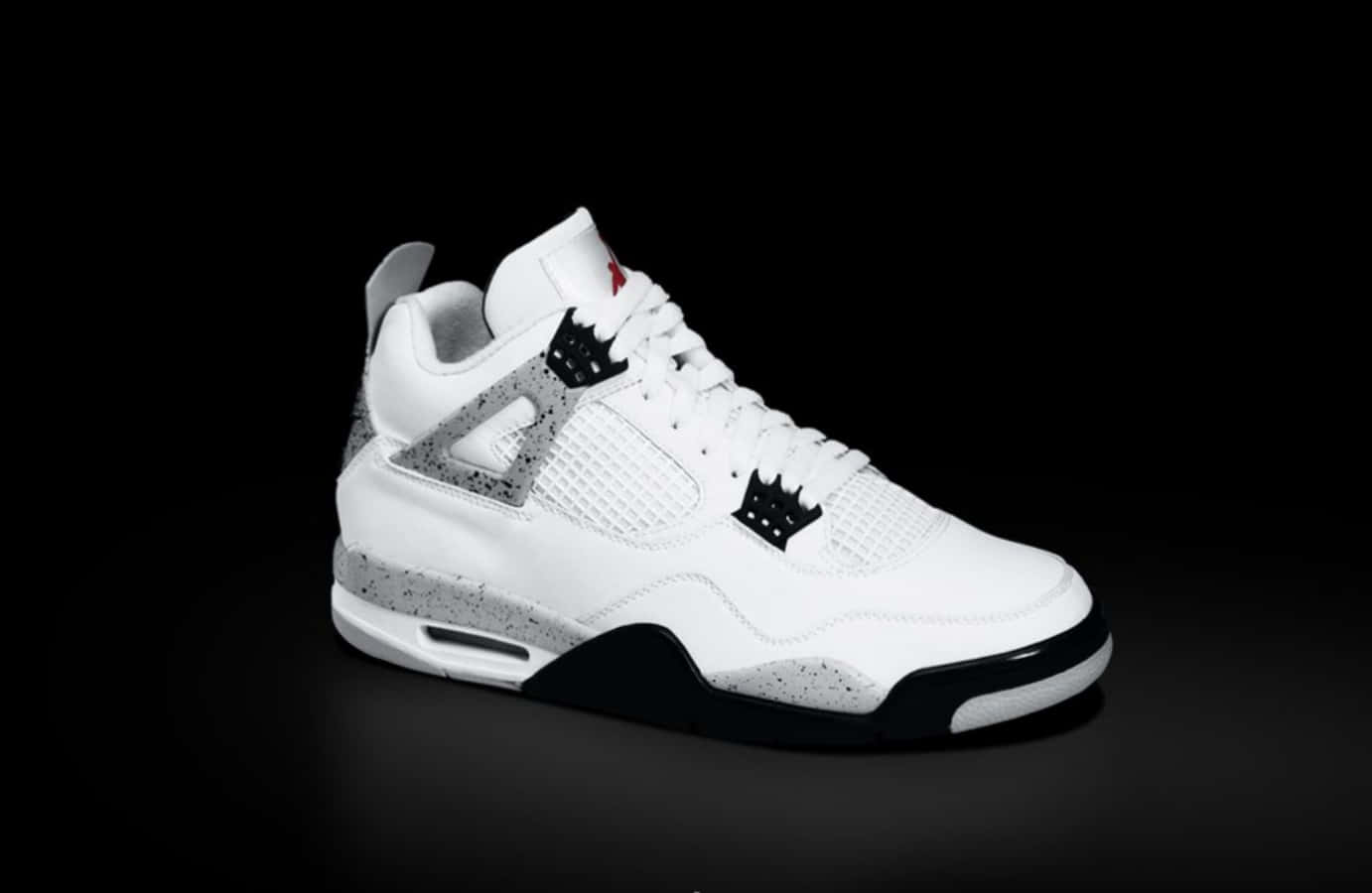 白色Jordan 4運動鞋，帶黑色和灰色斑點，黑色背景 — Air Jordan 壁紙