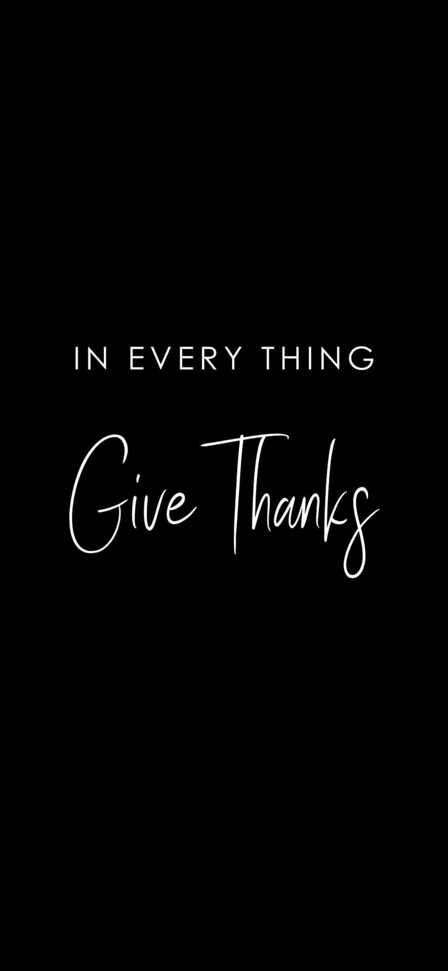  壁紙 — 純黑背景上白色優雅文字以混合字體顯示「IN EVERY THING Give Thanks」。